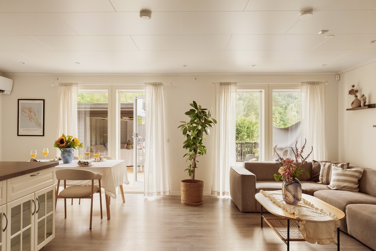 - Denne flotte boligen byr på en rekke gode kvaliteter, blant annet fire soverom, romslig og åpen planløsning, stort terrasseareal, parkering m/lading og separat vaskerom - Galleribilde