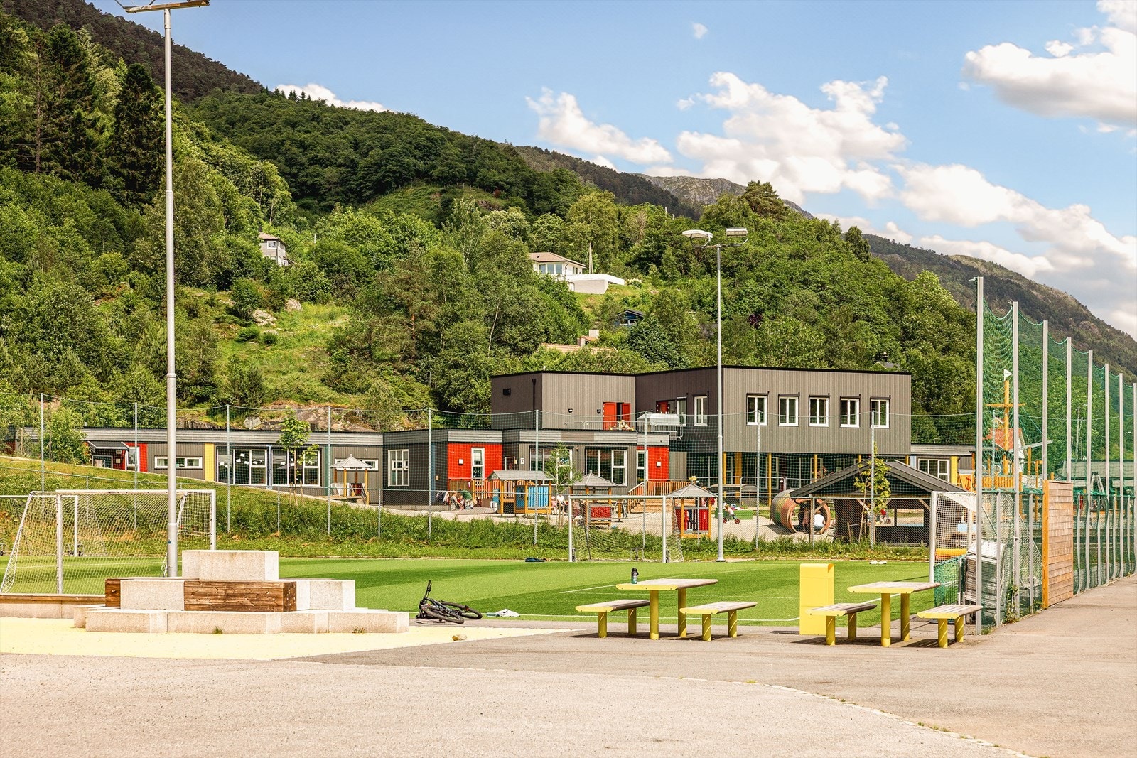 - Skolen og barnehagen byr på blant annet fotballbane, klatrestativ, basketballbane og lekeplasser som også fungerer som aktivitetstilbud til barna i helgene - Galleribilde