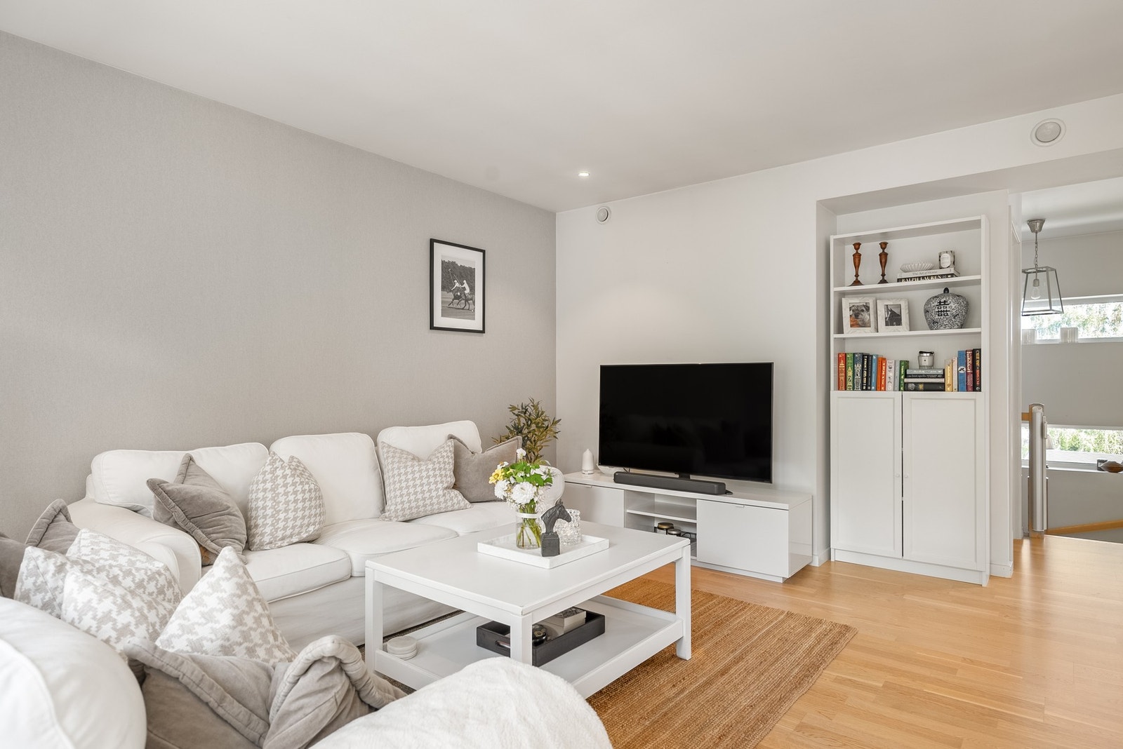 Boligen kombinerer et moderne uttrykk med gode komfortløsninger, som lyst parkettgulv, downlights og balansert ventilasjon Galleribilde