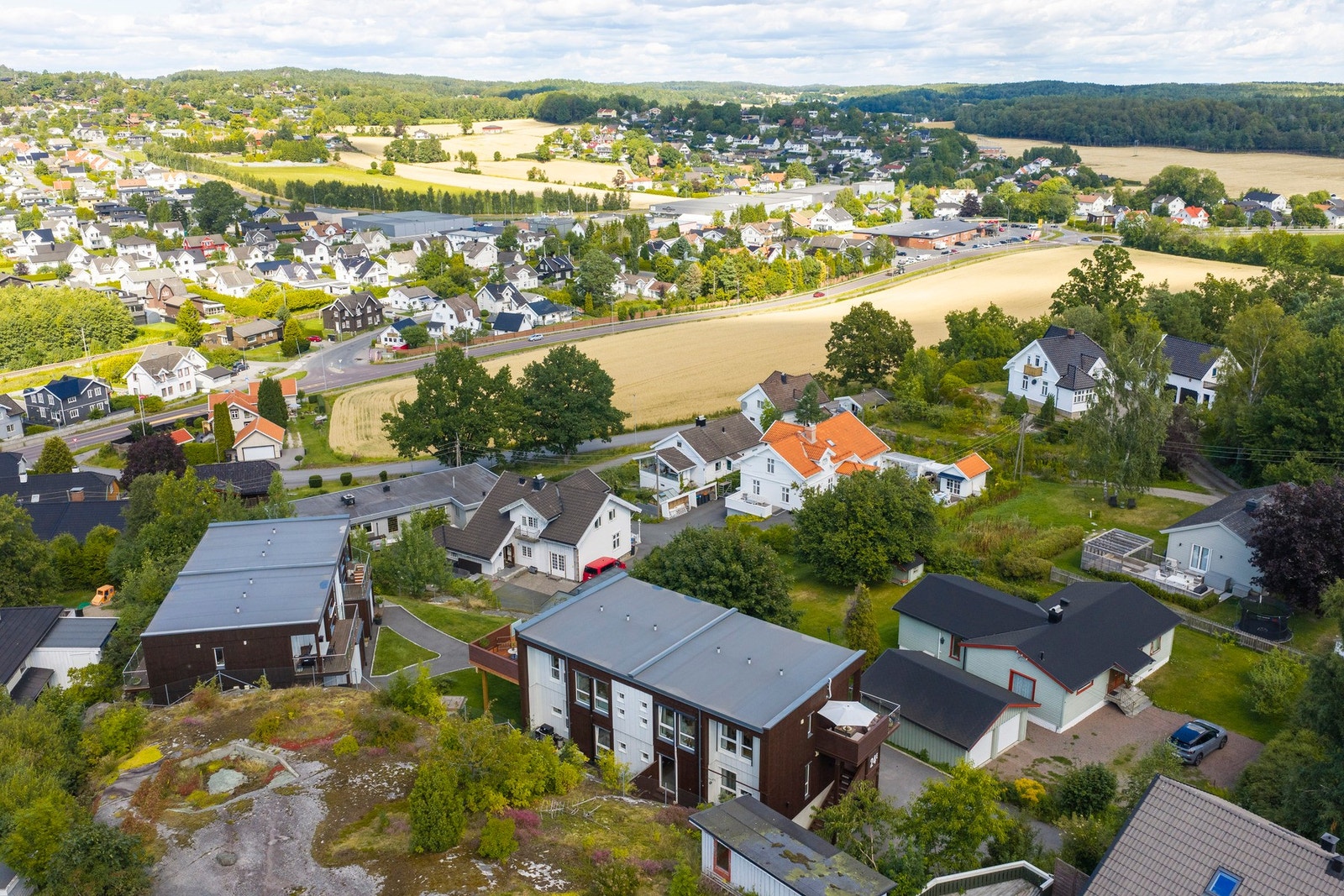 På populære Preståsen får du det beste fra to verdener - flotte turområder like i nærheten og kort vei til Sandefjord sentrum Galleribilde