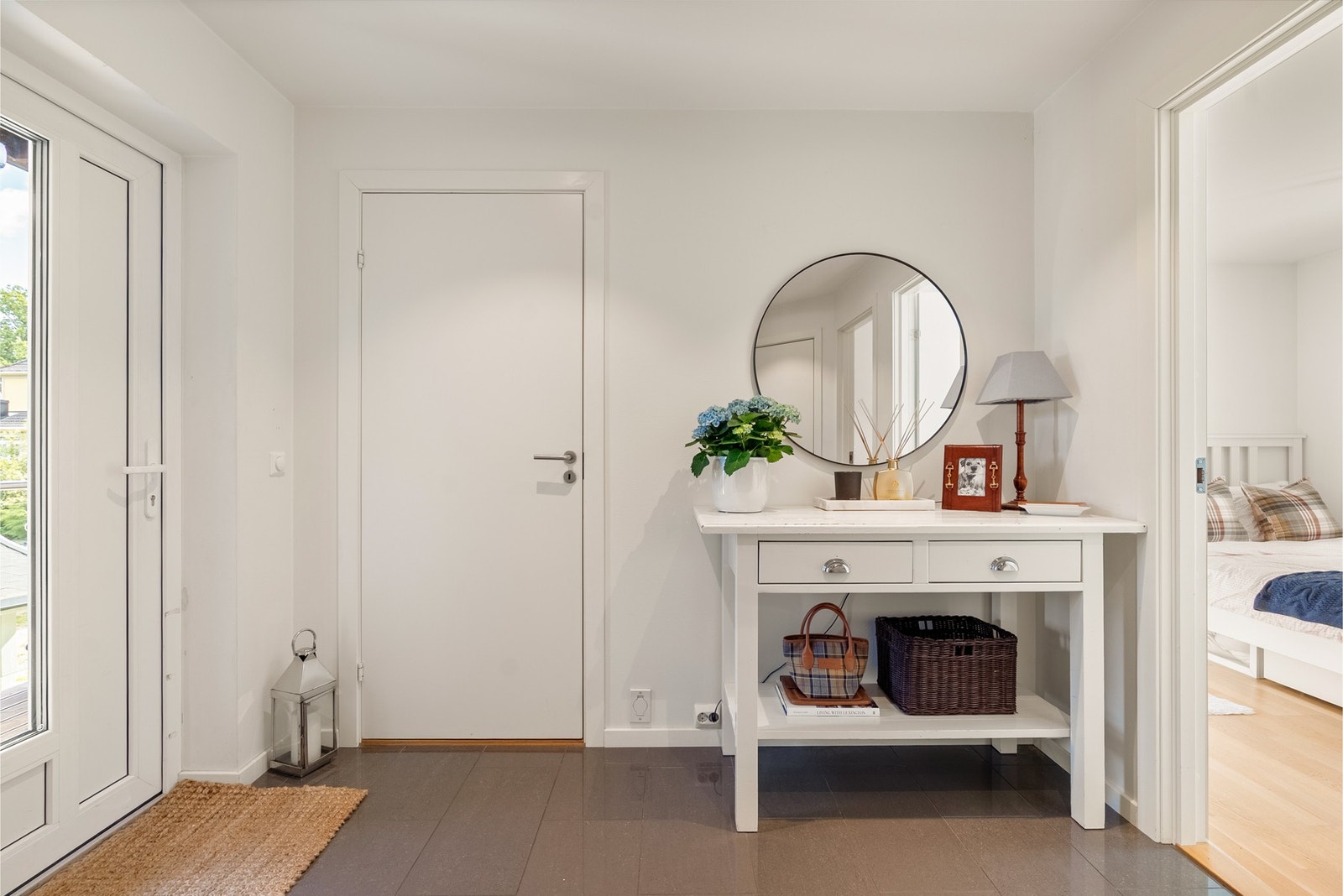 Den åpne og romslige entréen har god plass til skyvedørsgarderobe, slik at yttertøy og sko kan oppbevares praktisk og diskret Galleribilde