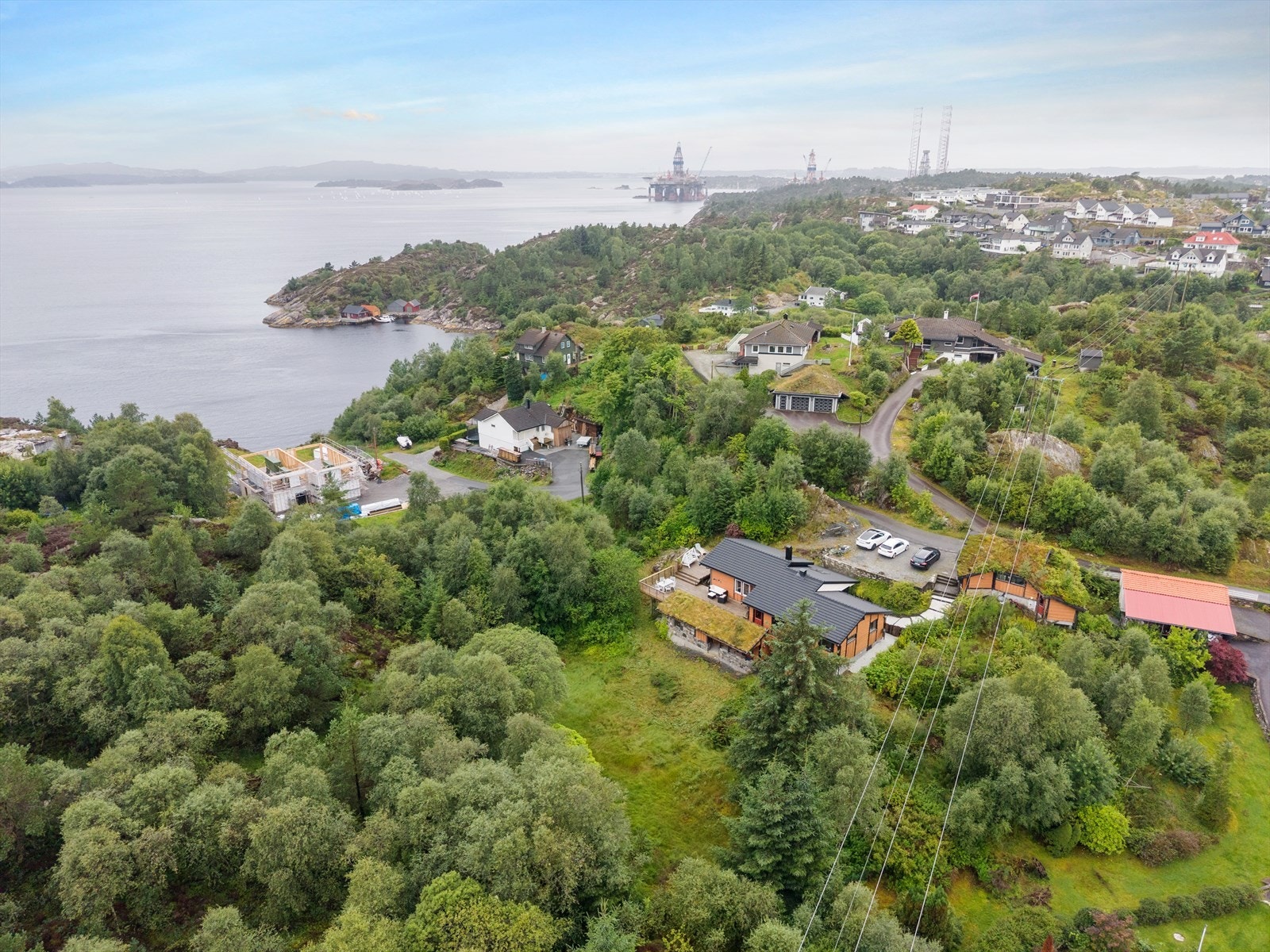 Eiendommen har en romslig tomt med grønne omgivelser og enkel adkomst til nærliggende fasiliteter. Galleribilde
