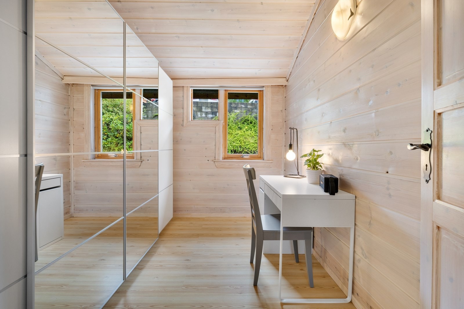 Rommet har furupanel på veggene og et lyst laminatgulv. Opprinnelig soverom men brukt til garderoberom av selgerne. Galleribilde