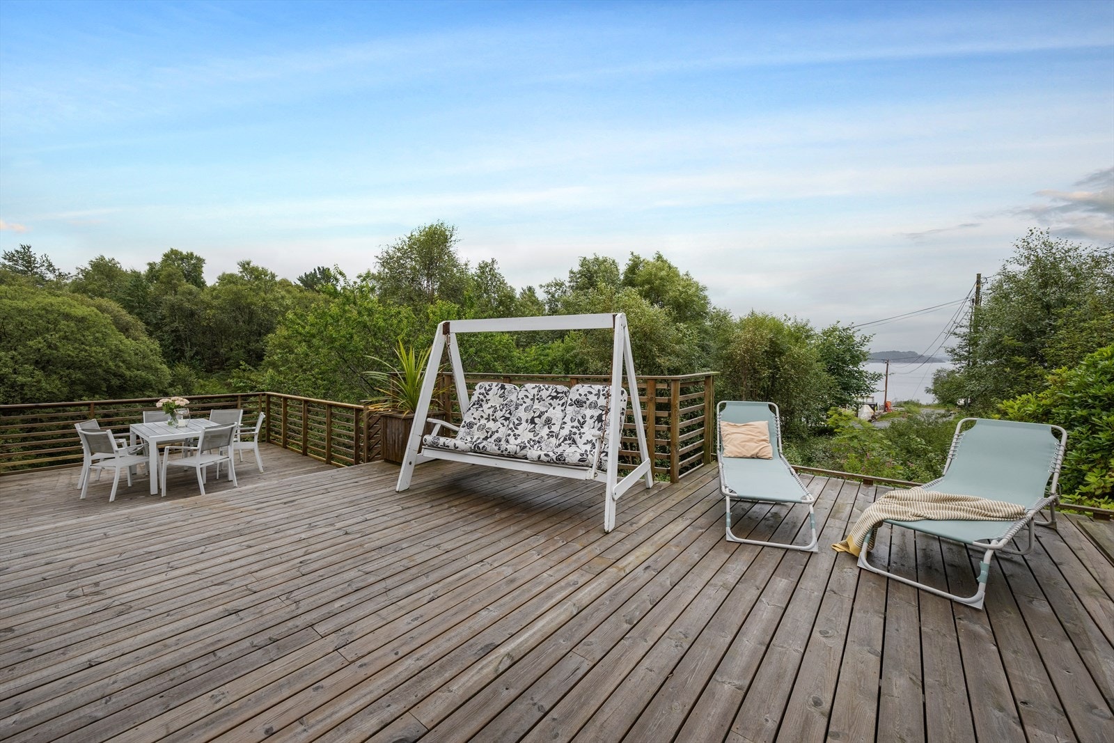 Altan på 95 m² oppført i trekonstruksjon med terrassebord og plass til flere sittegrupper. Galleribilde