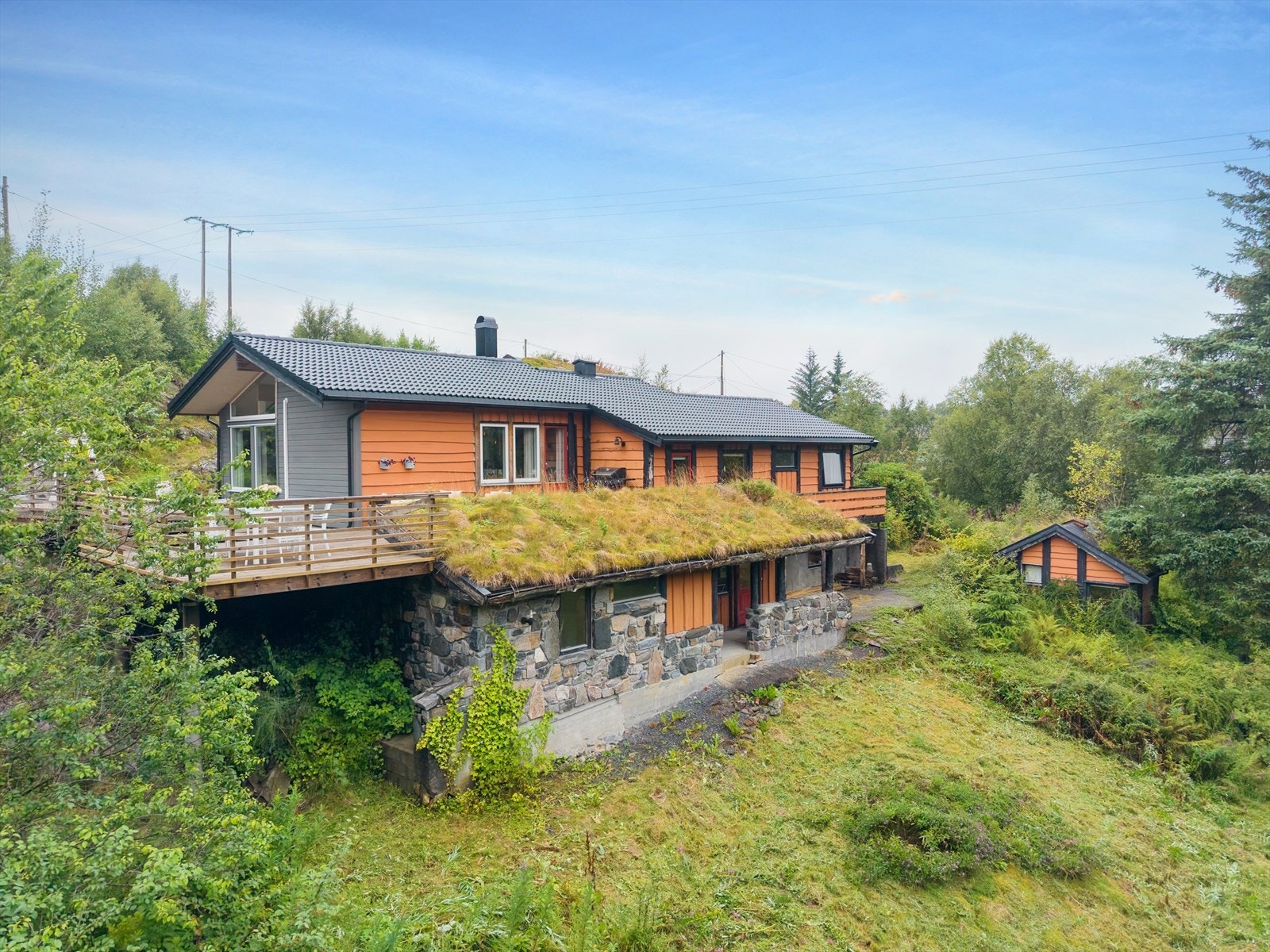 Eiendommen har yttervegger med trekledning, hvor deler er skiftet i 2018/2019. Galleribilde