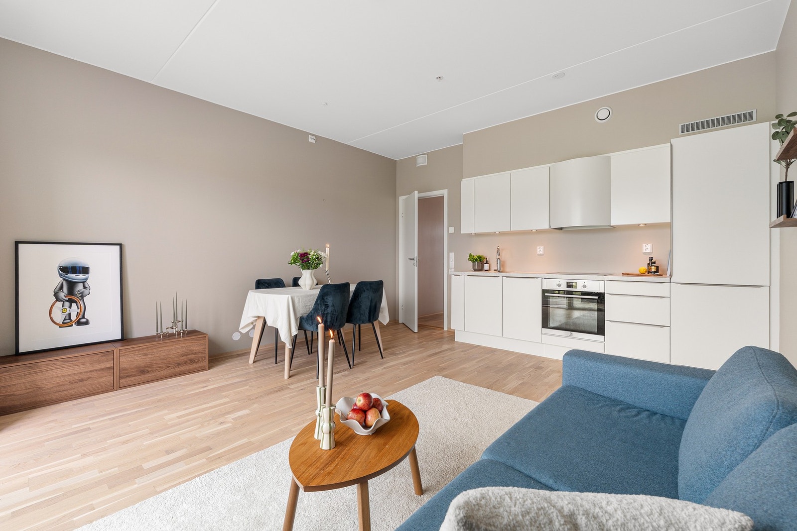 God plass til både sofa- og spiesgruppe. Galleribilde