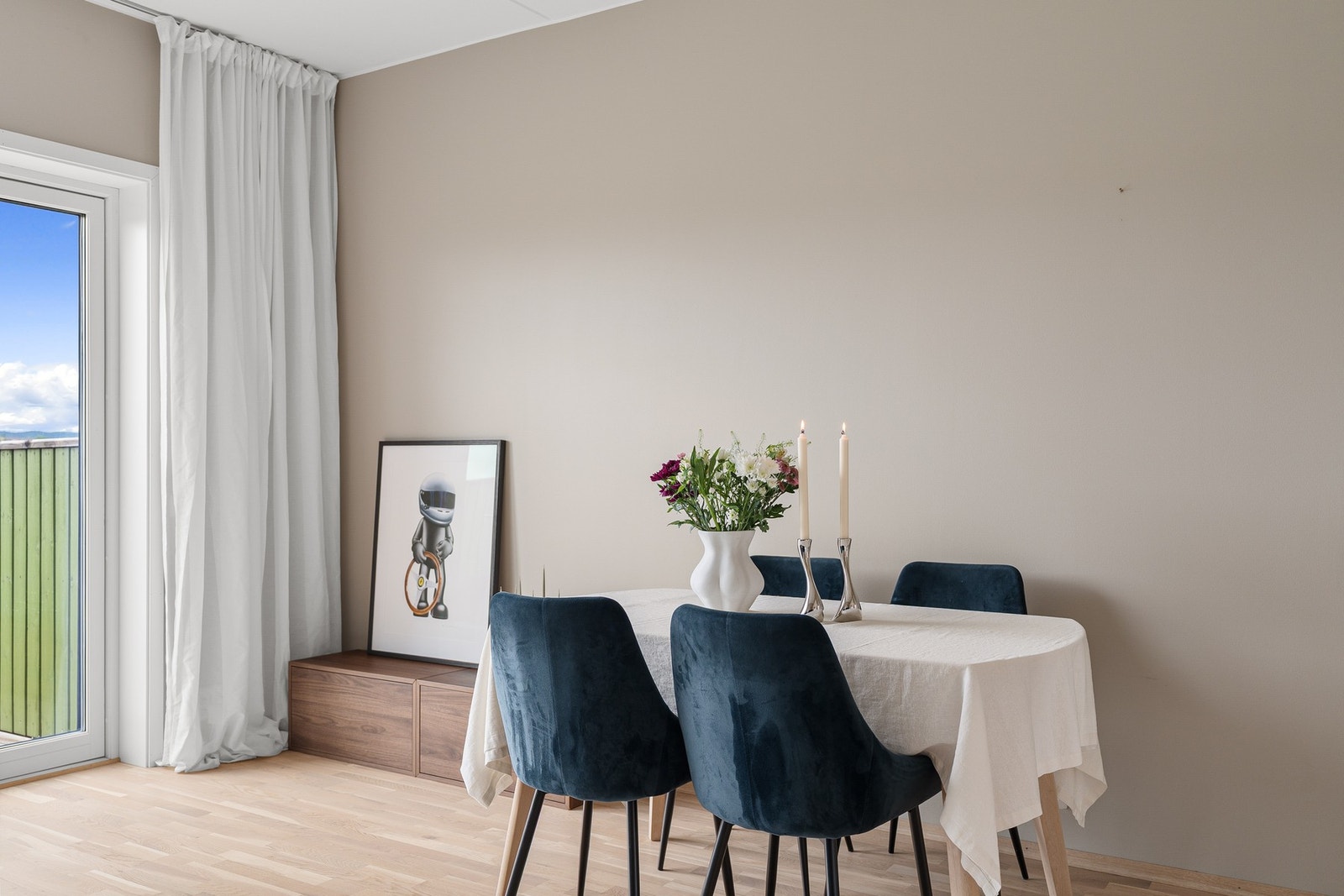 Leiligheten er malt i tidsriktige og behagelige farger. Galleribilde