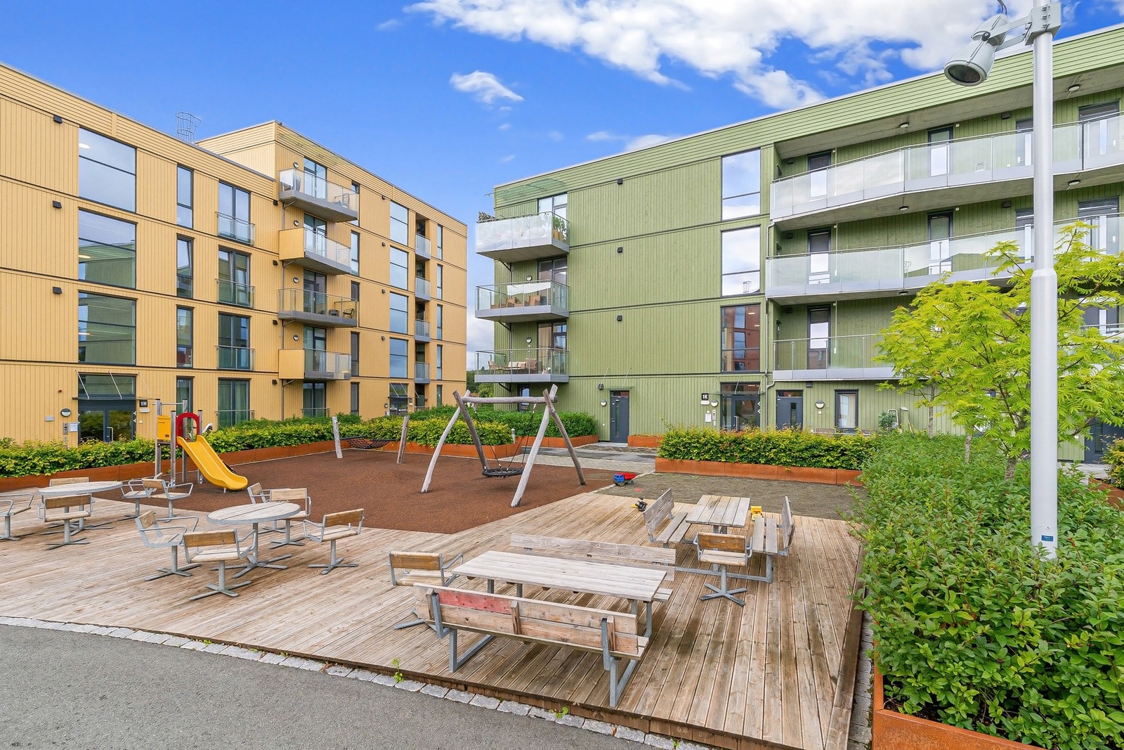 Sameiets fellesområde er pent opparbeidet med lekeplass, internveier og beplantning. Galleribilde