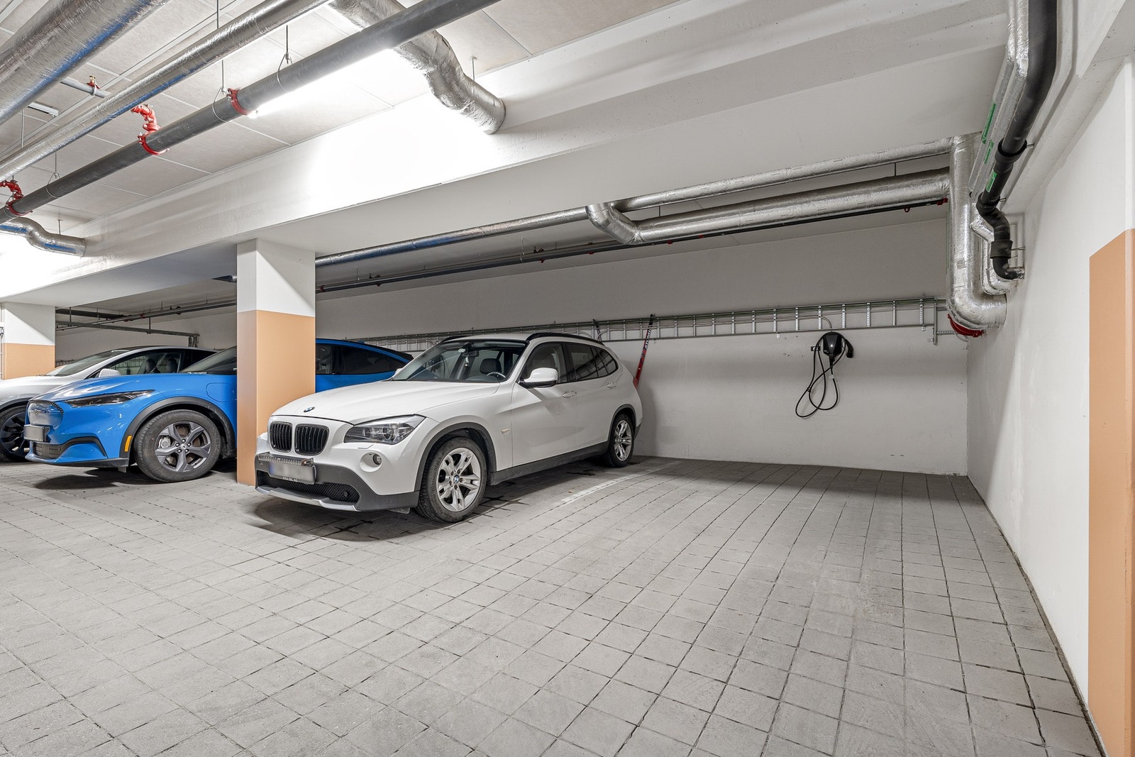 Det medfølger fast parkeringsplass i felles oppvarmet garasjeanlegg. Galleribilde