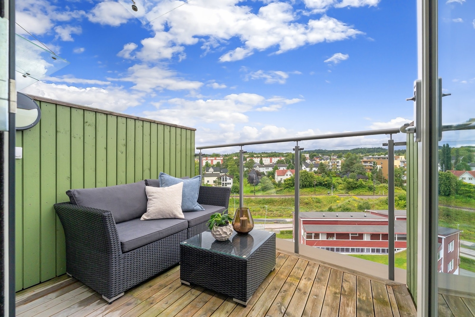 Balkongen er på 5,9 kvm og har god plass til sittegruppe, grill og ønsket utemøblement. Galleribilde