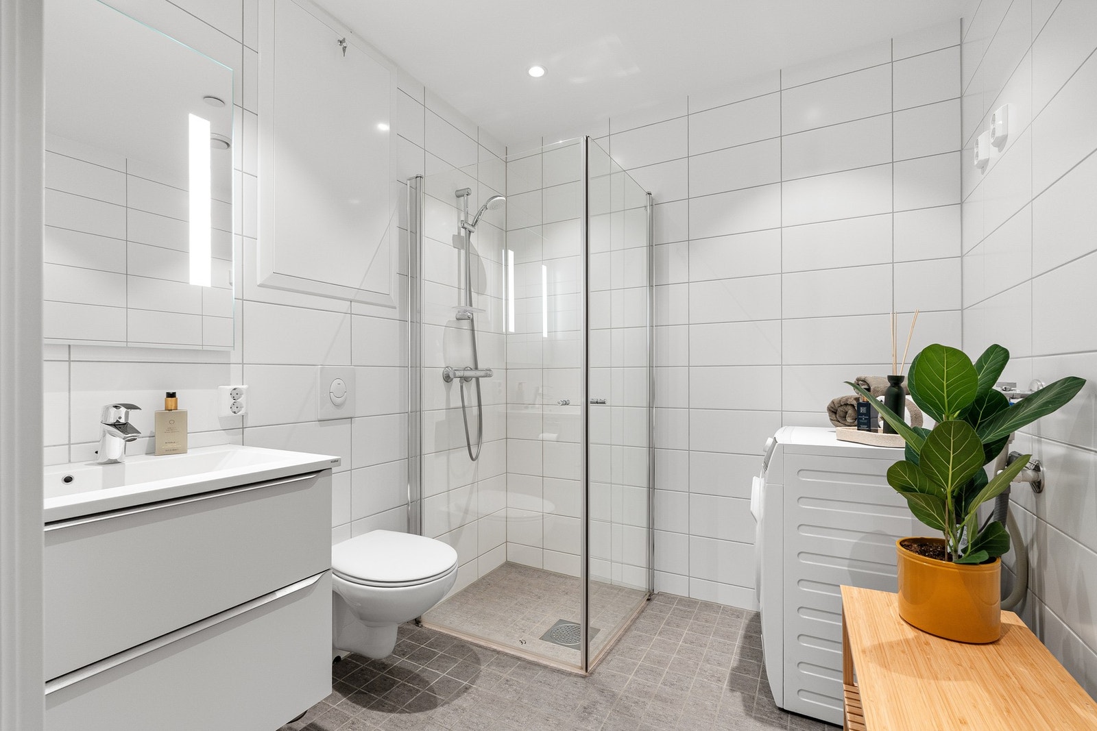 Lekkert, flislagt baderom med downlights i tak og varmekabler i gulv. Galleribilde