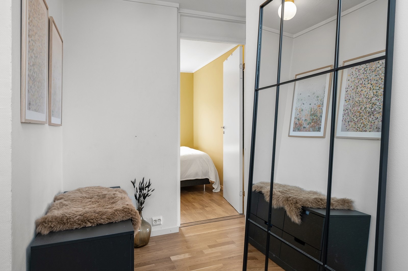 Entré med god plass til oppbevaring av sko- og yttertøy. Galleribilde