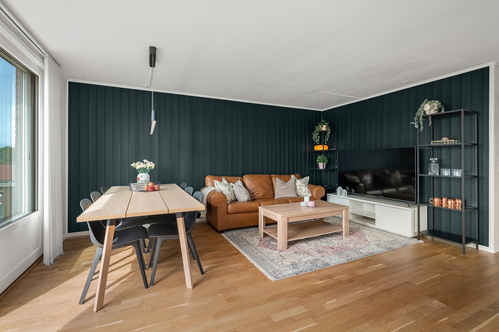 Stuen er på 19,5 m² med god plass til både spise- og sittegruppe. Galleribilde