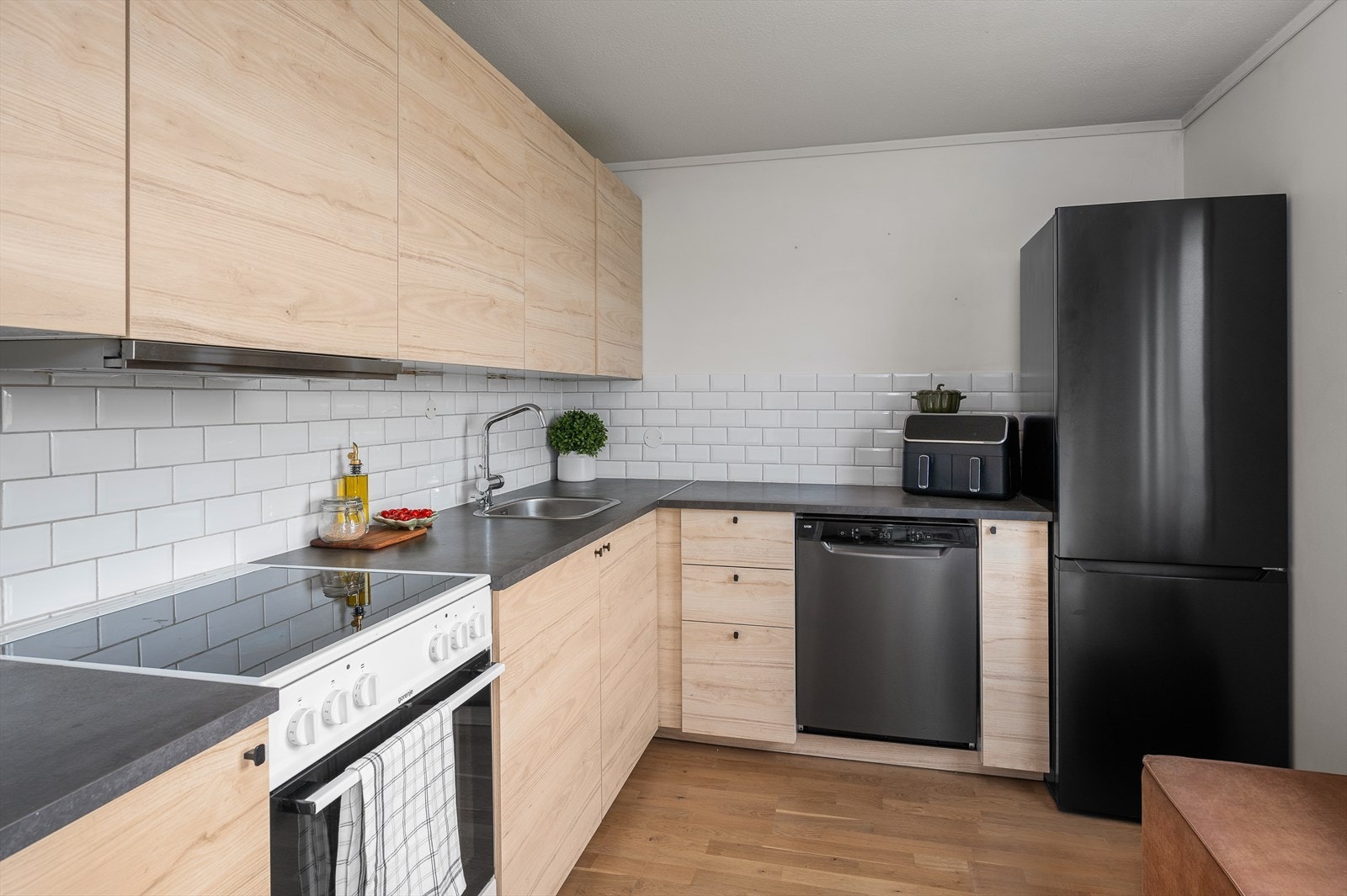 Kjøkkenet ligger praktisk adskilt og er på 7 m² med mye skap- og benkeplass. Galleribilde