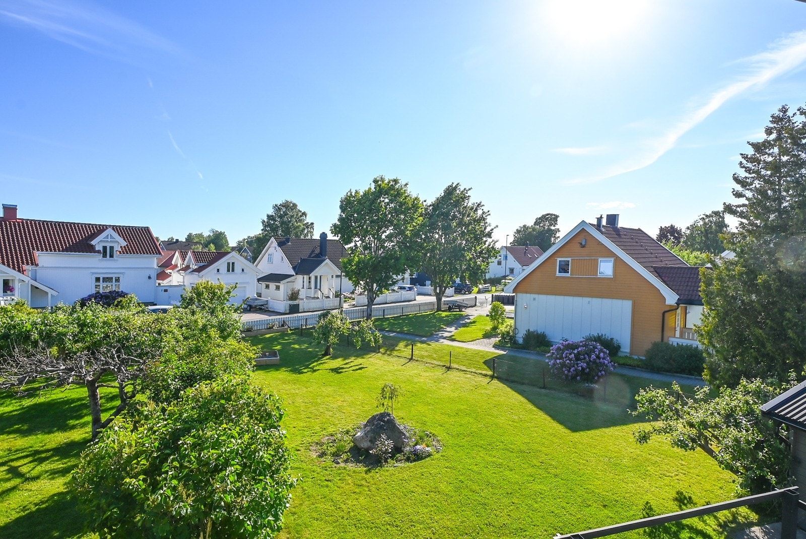 Fra balkongen i 2. etasje har du hyggelig utsyn mot hagen. Galleribilde