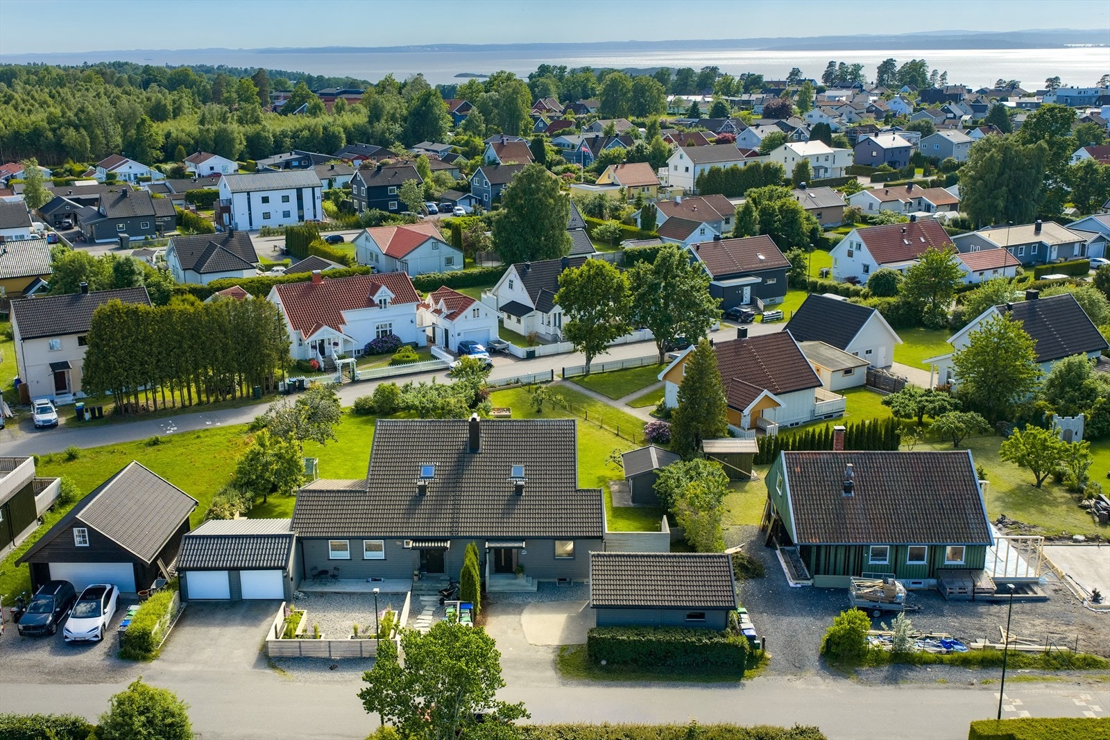 Det er gangavstand til skoler, barnehager, idrettsanlegg og rekreasjonsområder, og et nærområde med godt utvalg i butikker, kafeer og spisesteder. Galleribilde
