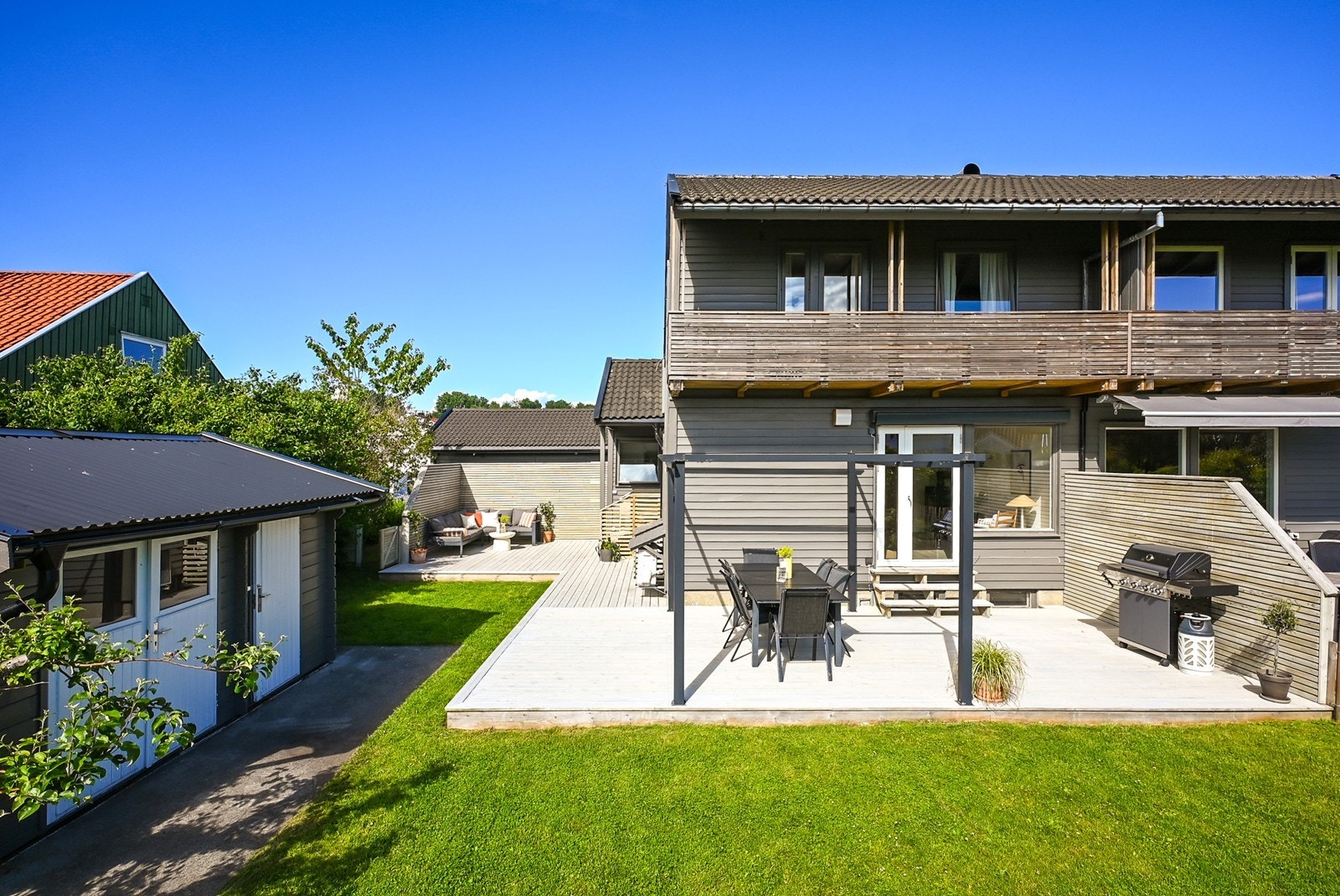 Med uteplasser på totalt 69 m² er det god plass til både spisegruppe, grill, loungeområde og sosiale sammenkomster. Galleribilde