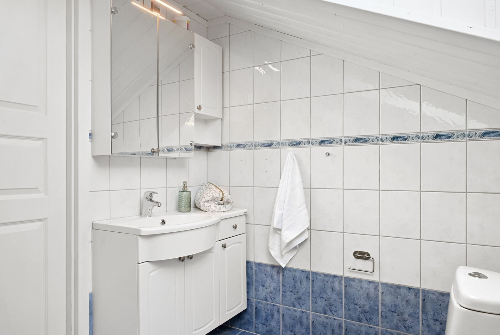 Badet er av eldre standard og har behov for oppgradering. Galleribilde