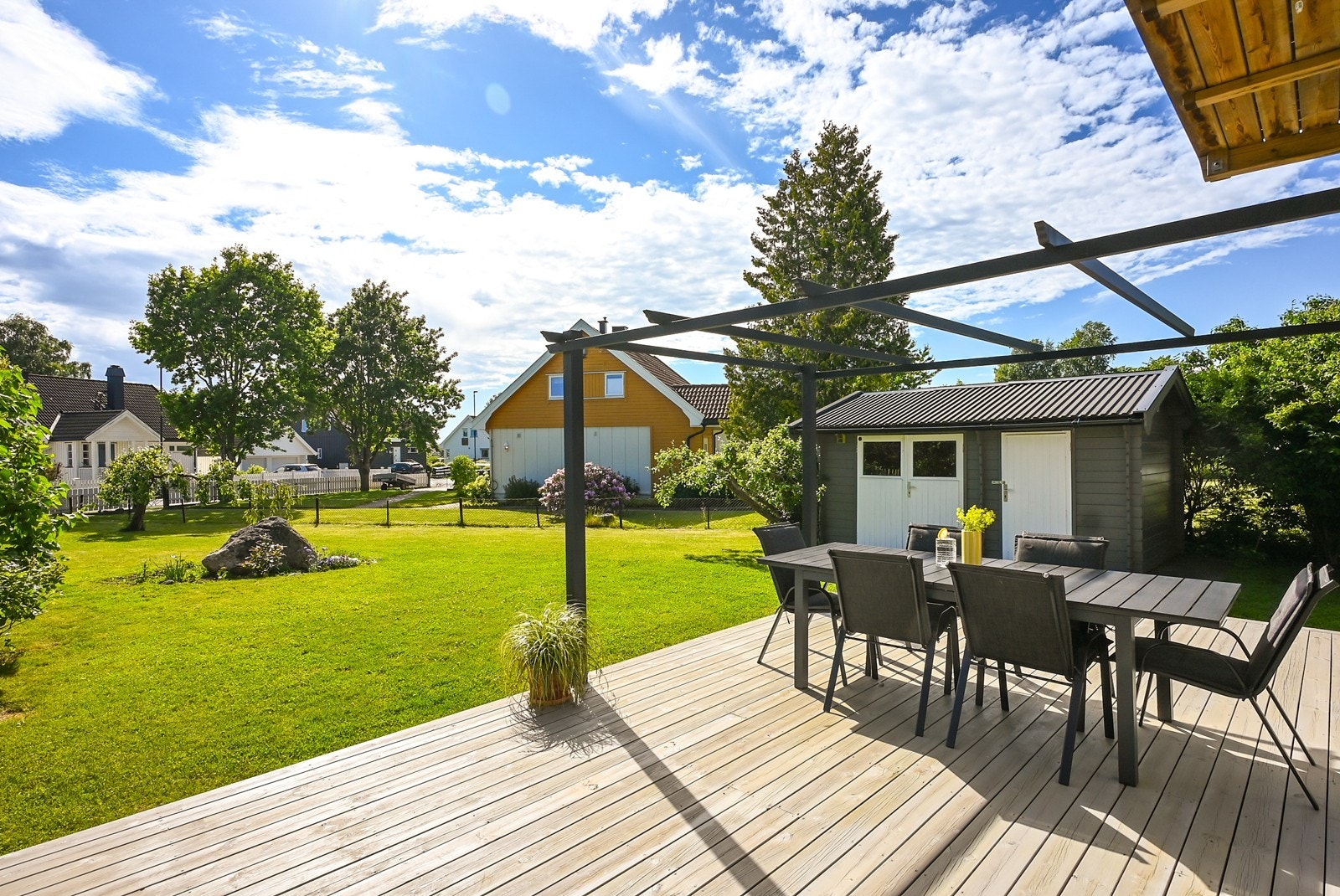 Fra stuen trer du rett ut på terrassen med videre adkomst til den grønne hagen. Galleribilde