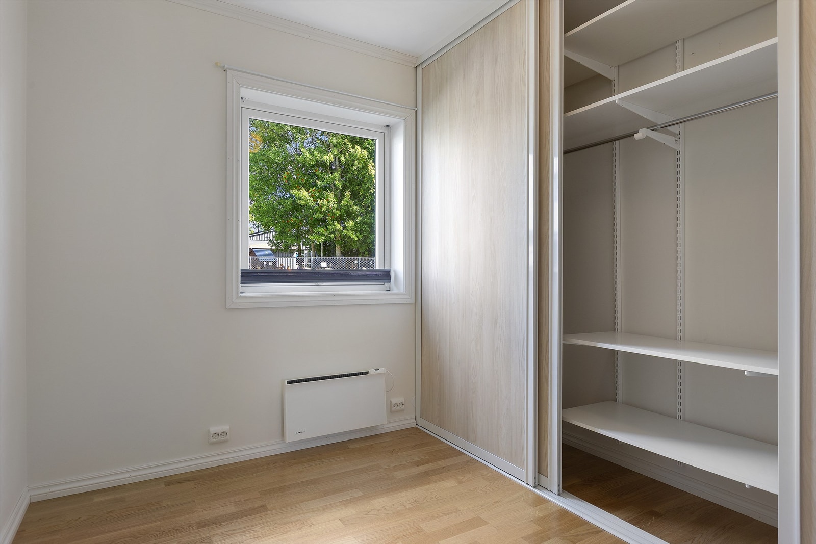 Soverommet er utstyrt med en praktisk skyvedørsgarderobe. Galleribilde