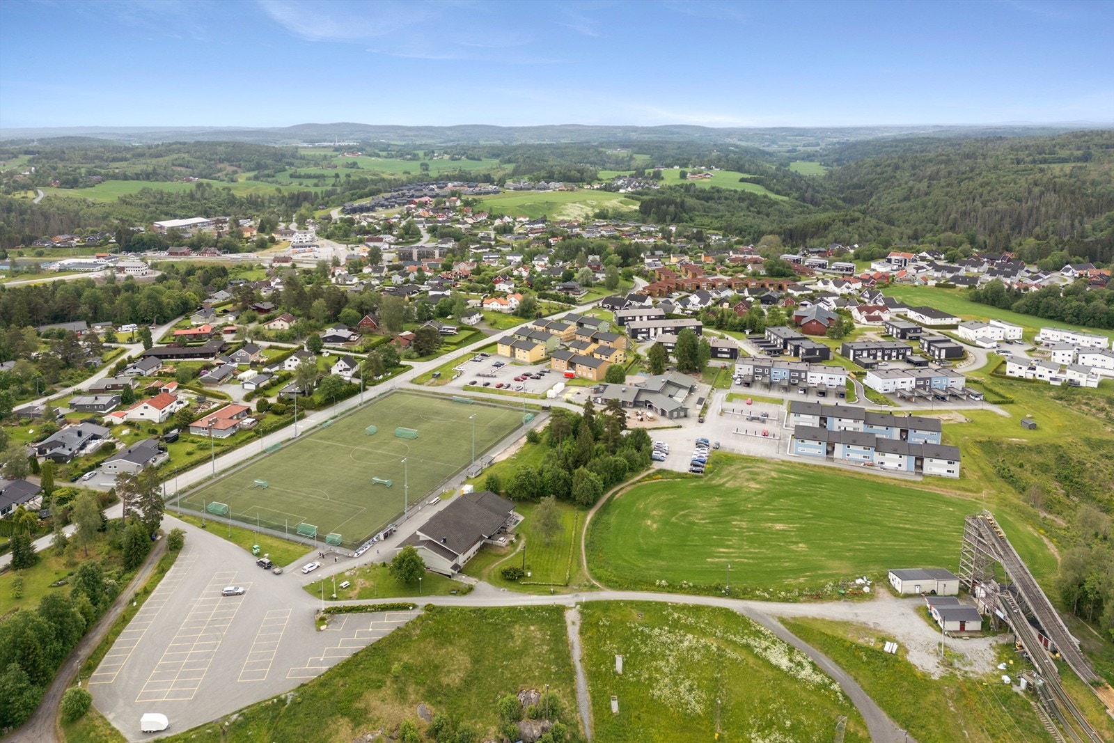Tomter idrettspark og fine turområder ligger i umiddelbar nærhet. Galleribilde