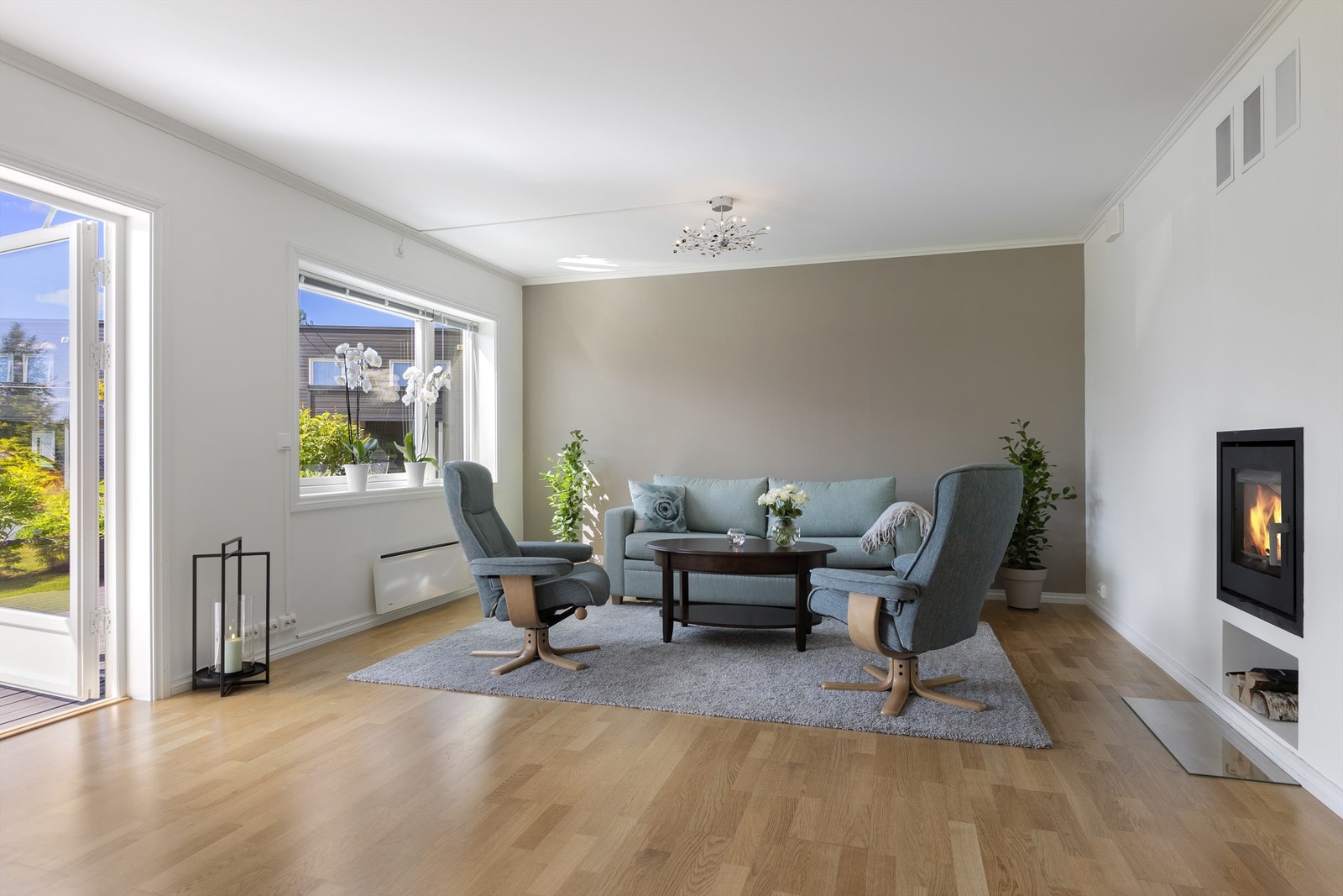 Lys stue med integrert peisovn for ekstra varme. Utgang til terrasse og hage. Galleribilde