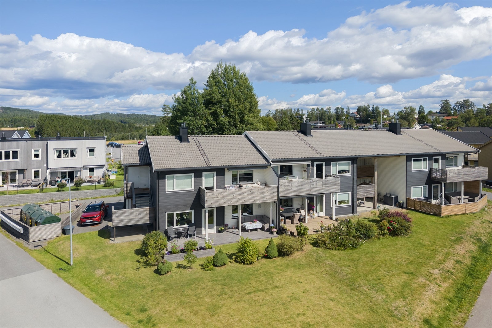 Leiligheten disponerer en fast biloppstillingsplass på felles parkeringsområde. Galleribilde