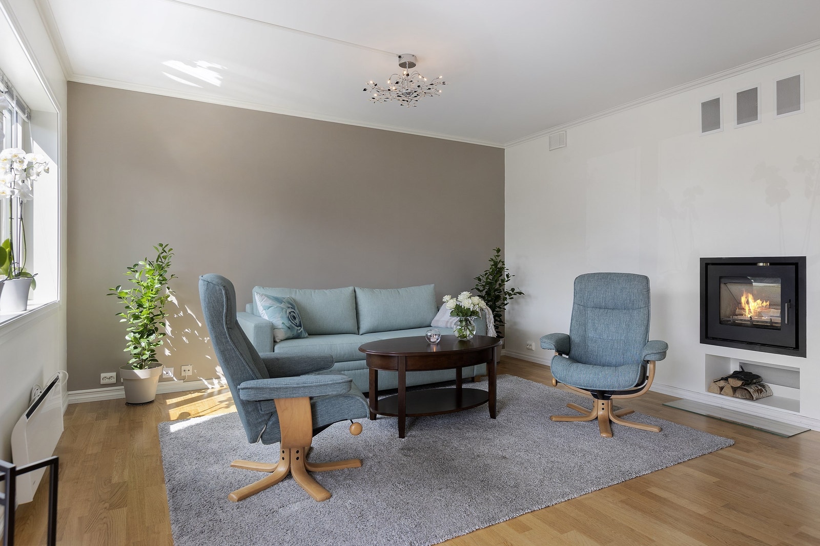 Stuen har god plass til sofagruppe og en takhøyde på nesten 2,5 meter. Galleribilde