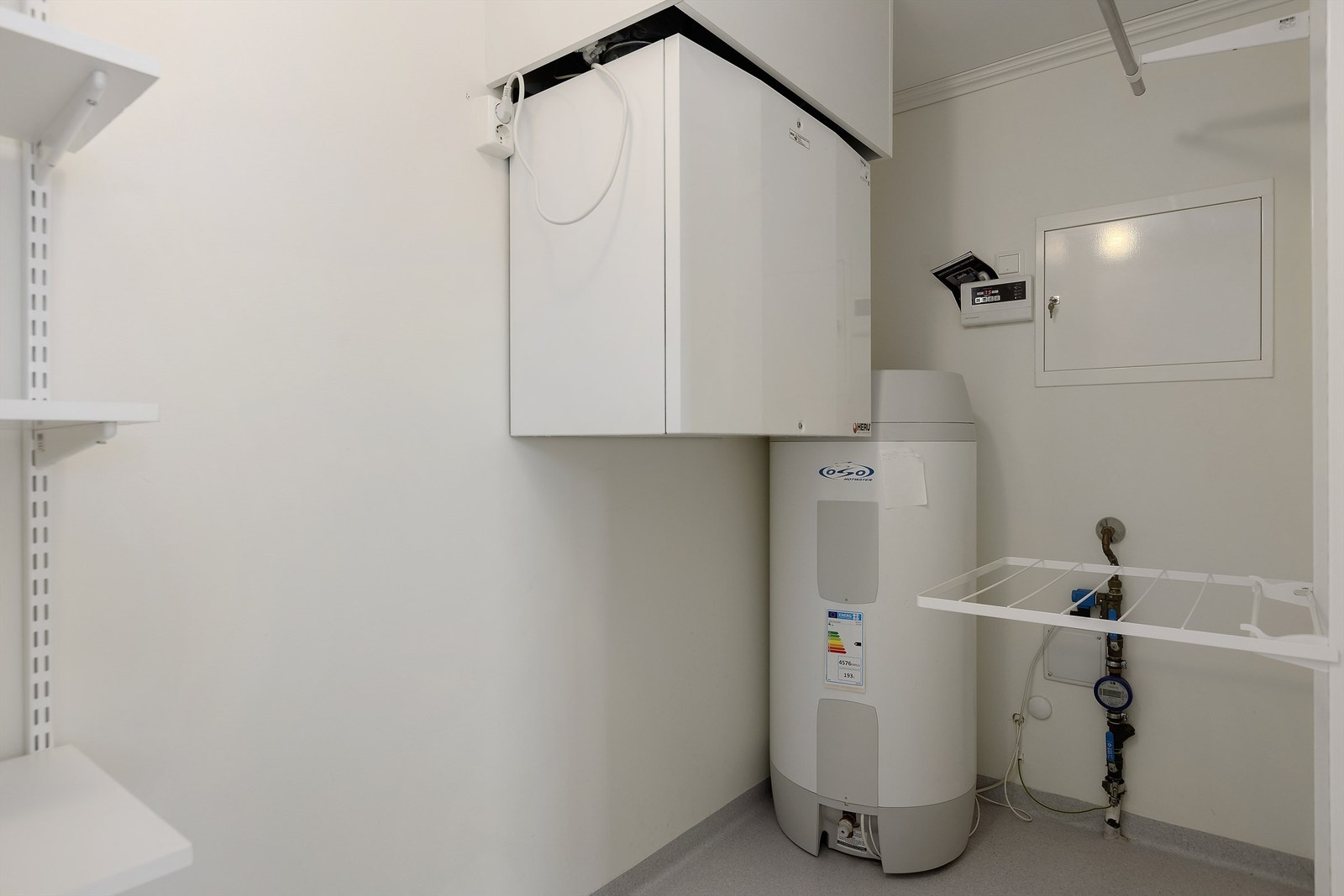 Innvendig bod med varmtvannsbereder og aggregat for balansert ventilasjon. Galleribilde