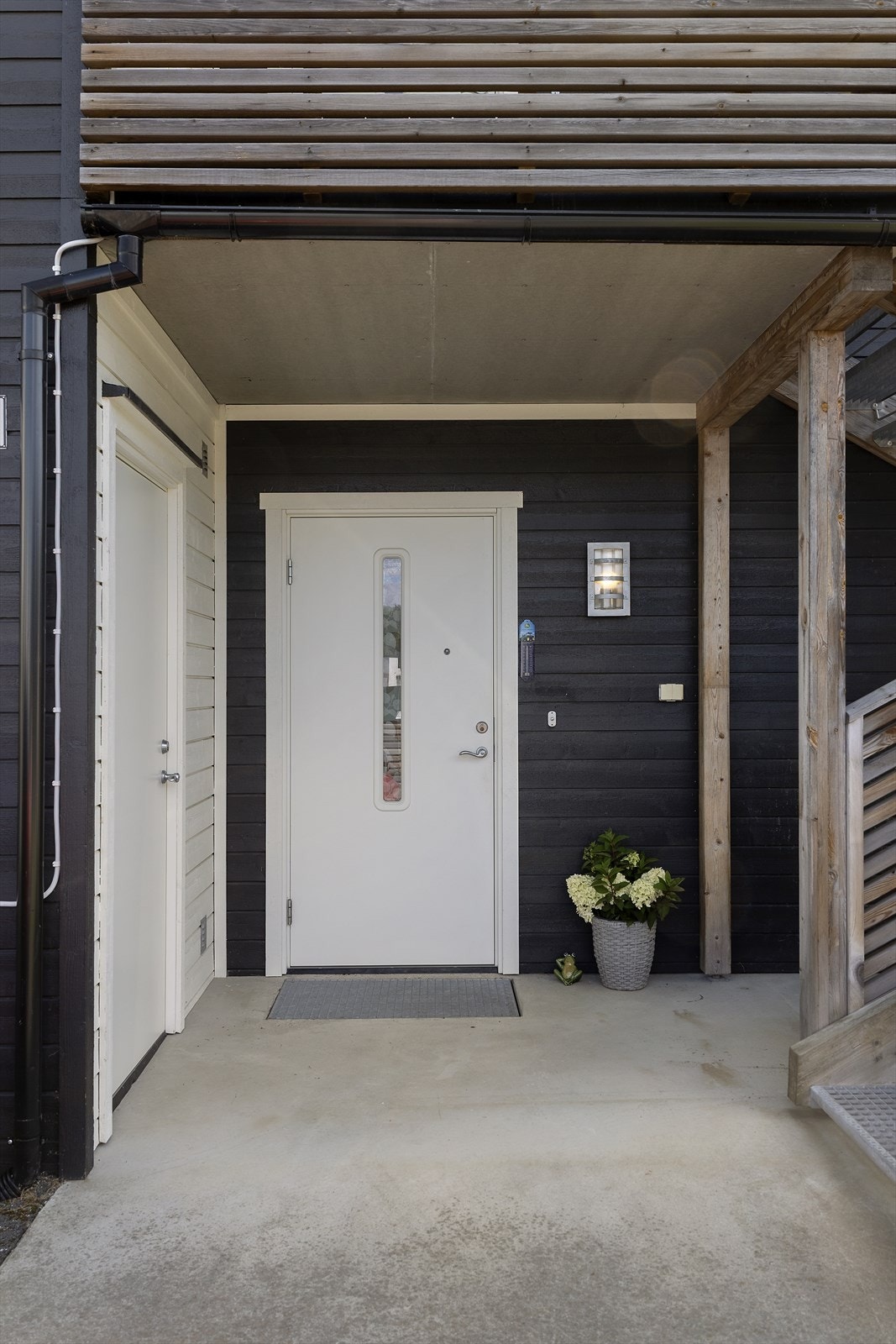 Hyggelig inngangsparti med isolert bod rett utenfor. Galleribilde