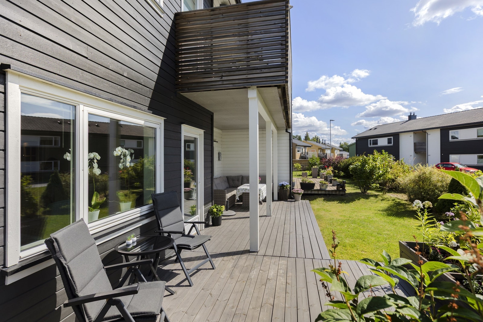 Sydvestvendt markterrasse med egen hageflekk og gode solforhold. Galleribilde