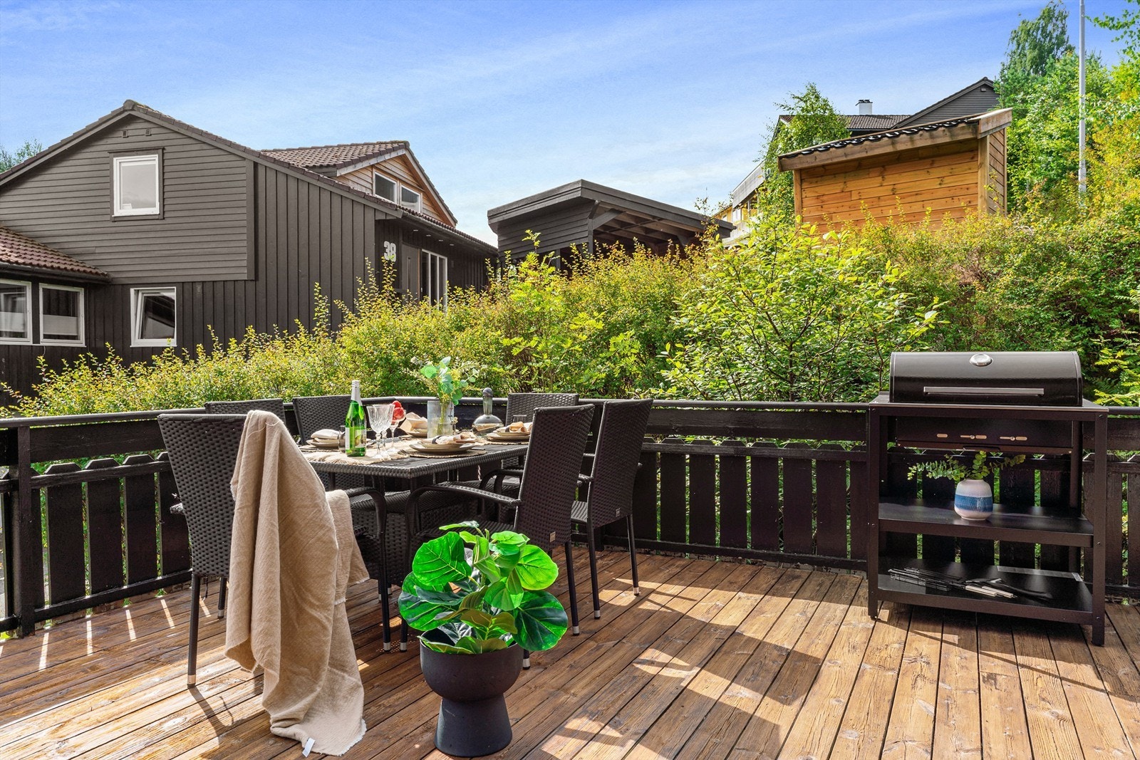 Stor treterrasse med god plass til utemøbler. Galleribilde