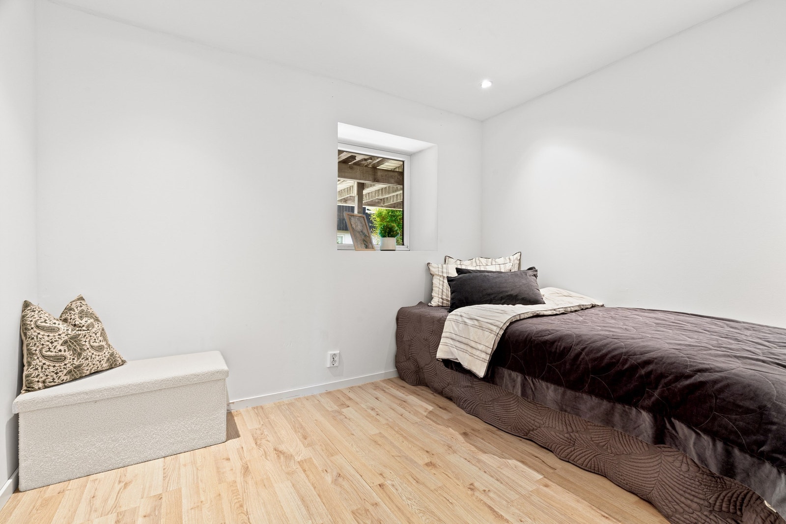 Lyst soverom med downlight belysning og god plass til møblering. Galleribilde