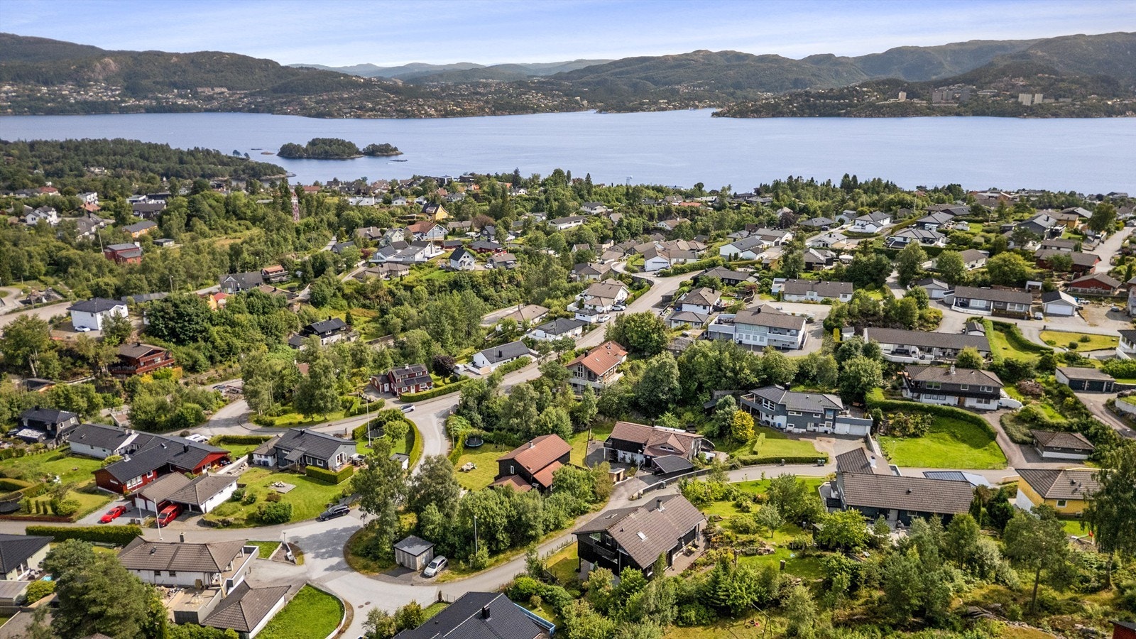 Boligen er i et etablert boligfelt med kort vei til skoler, barnehager, dagligvarebutikker og vakre turområder. Galleribilde