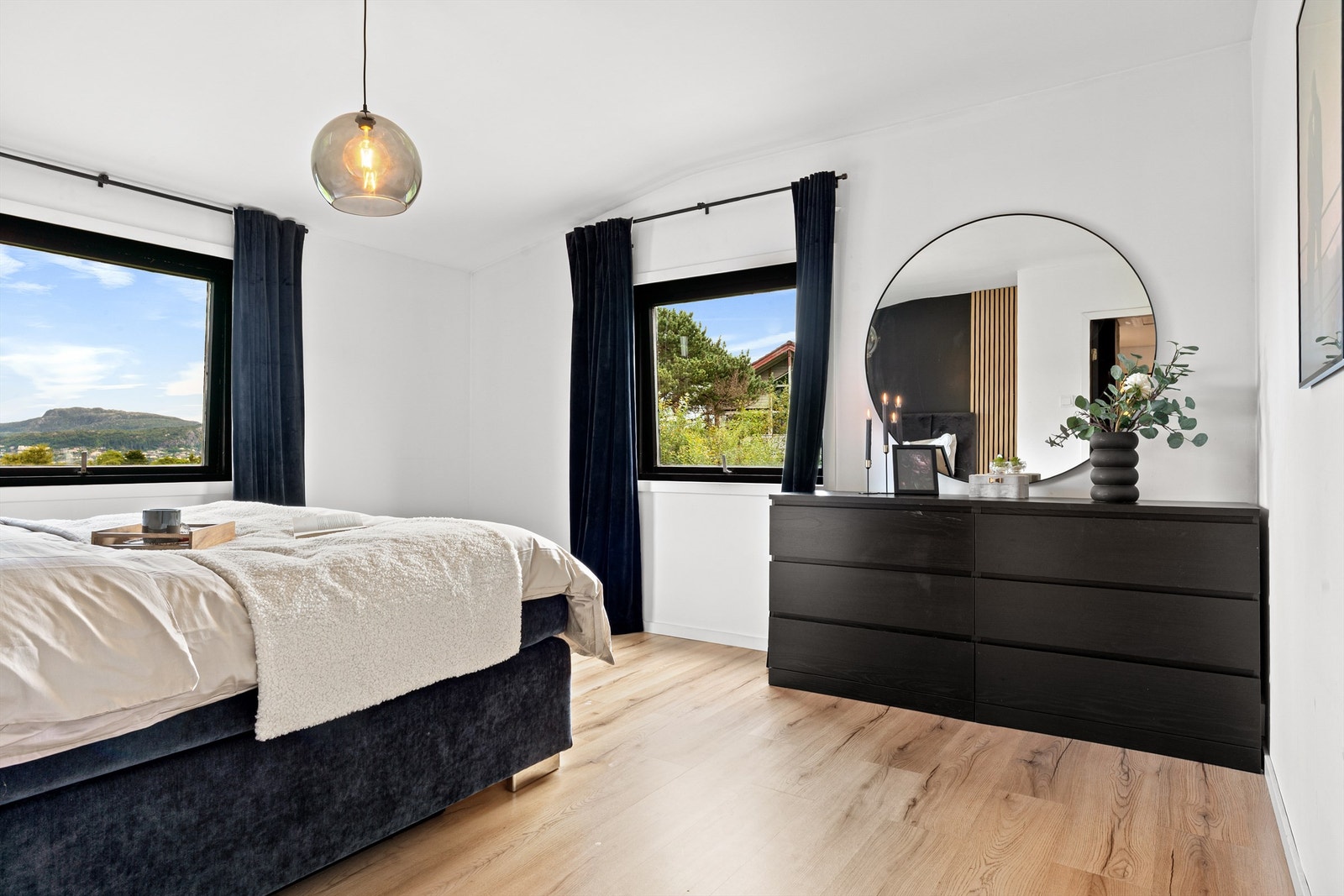 Hovedsoverom med god plass til dobbeltseng og kommode. Galleribilde