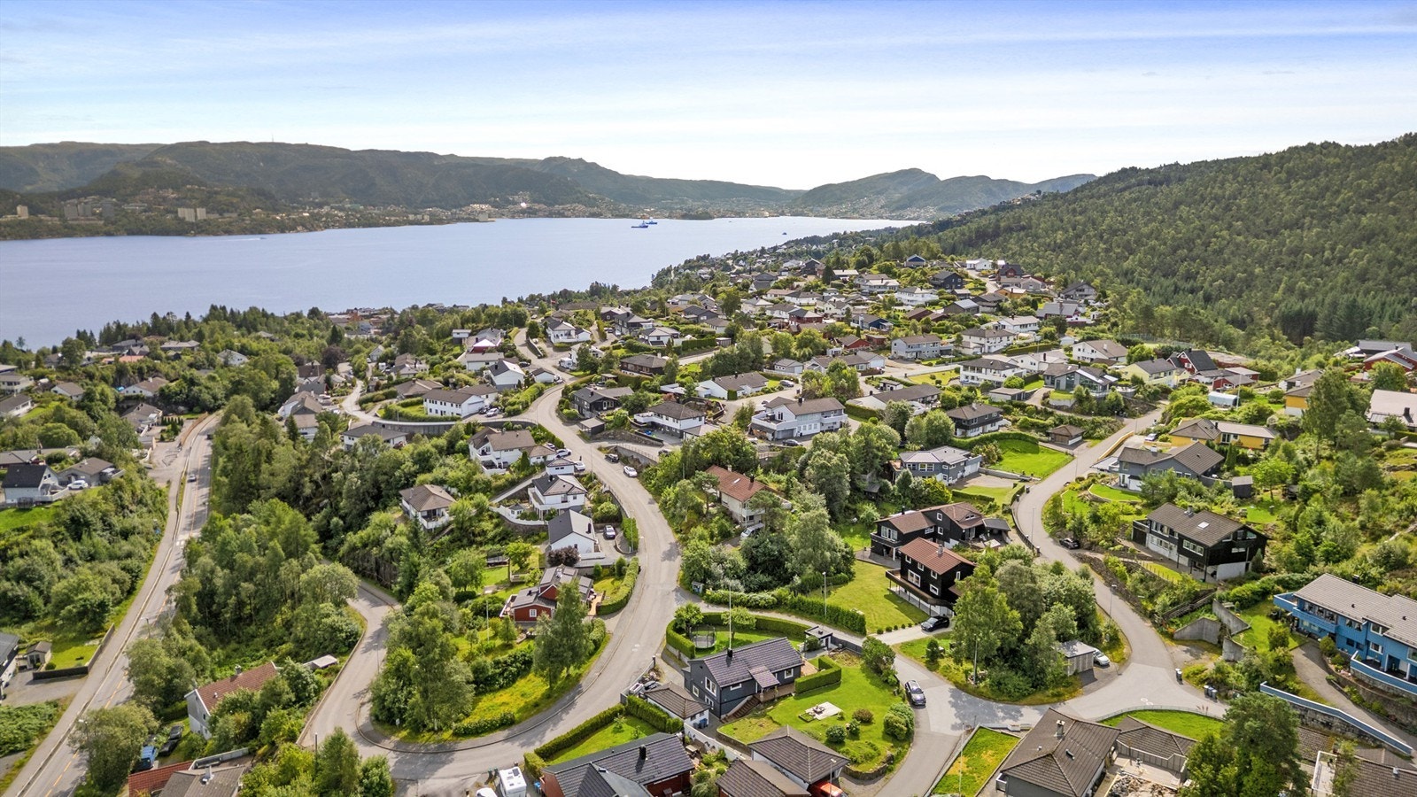 Fra eiendommen er det nærhet til sjøen og flotte turområder. Galleribilde
