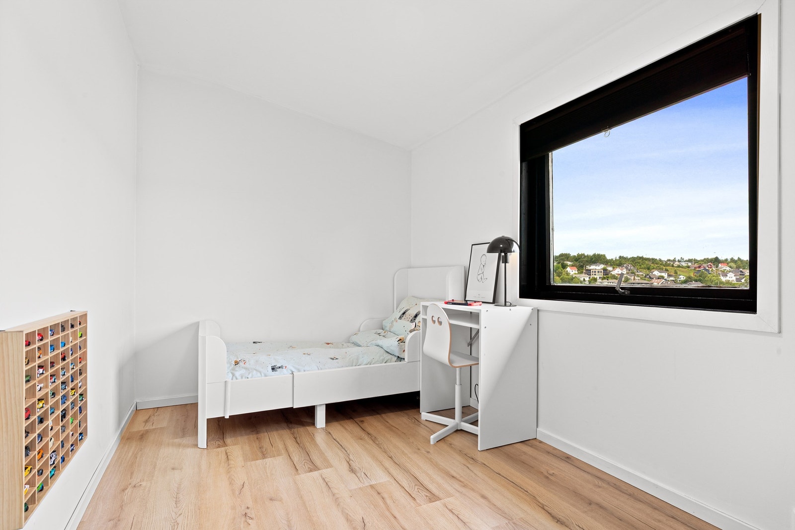 Soverom med plass til seng og skrivepult. Galleribilde