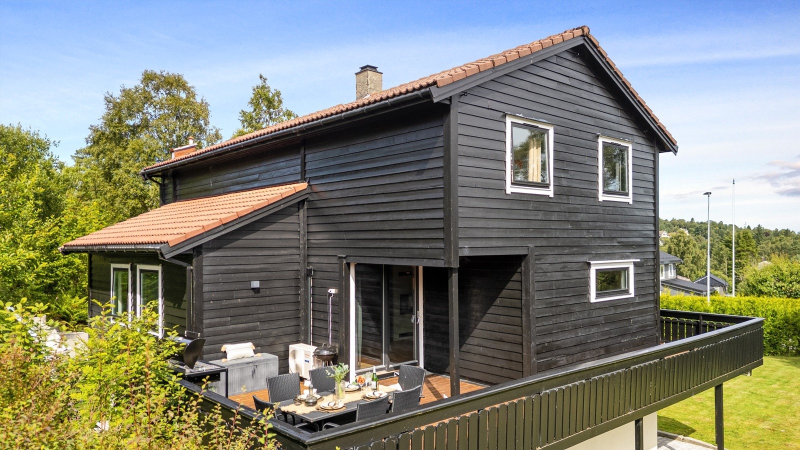 Boligen har liggende bordkledning og tak tekket med betongtakstein. Galleribilde