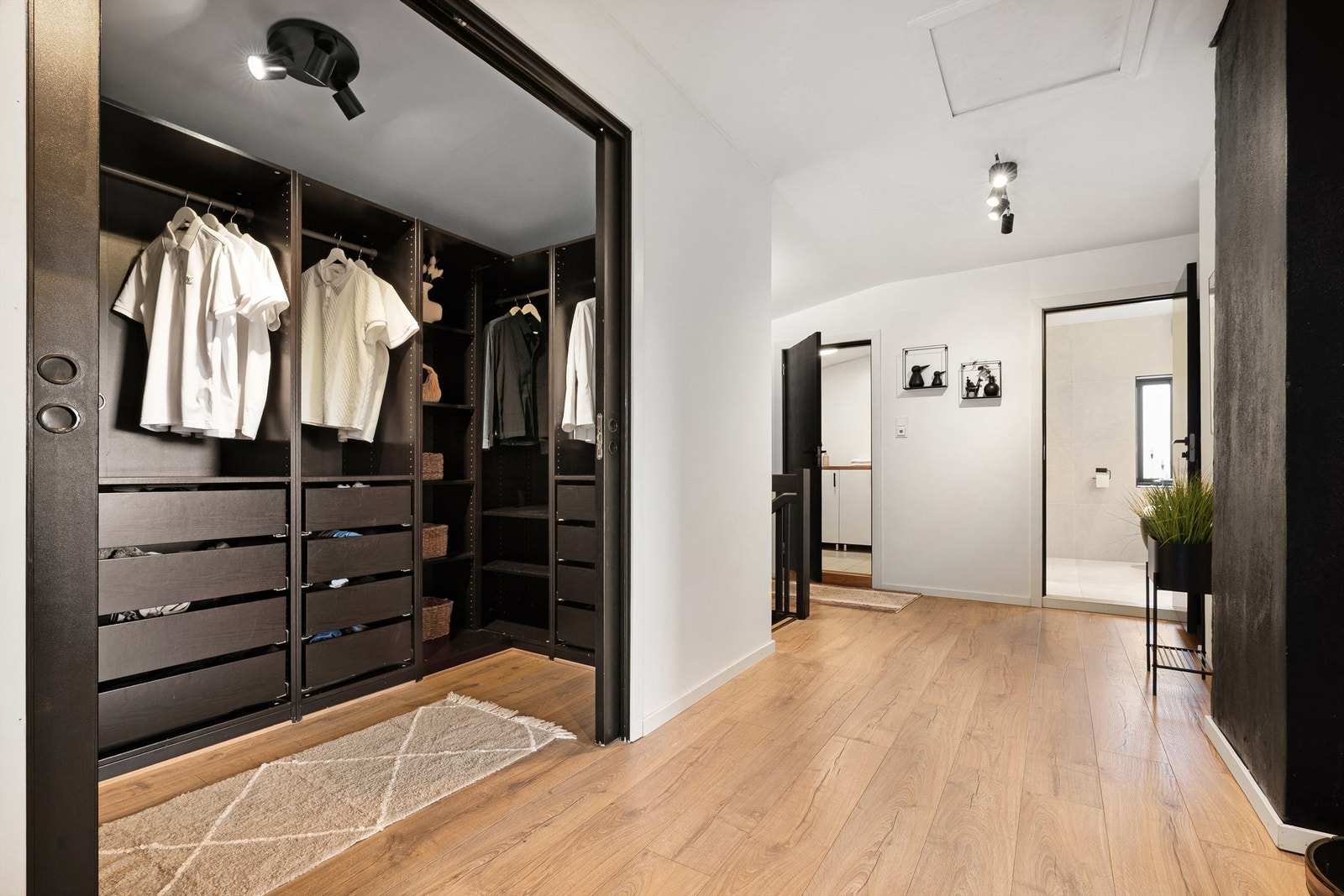 Praktisk walk-in closet med rikelig garderobeplass. Galleribilde