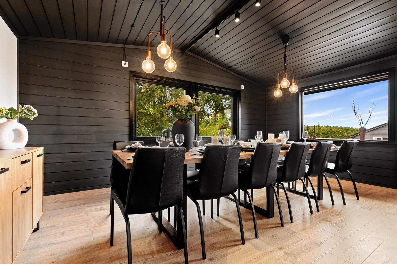 Separat spisestue med plass til langbord for store selskaper. Galleribilde