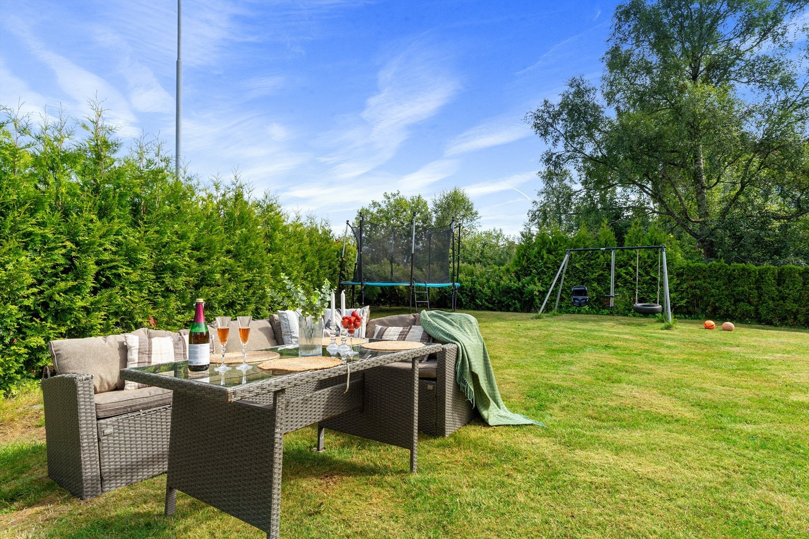 Stor og flat plen med god plass for lek og aktiviteter. Galleribilde