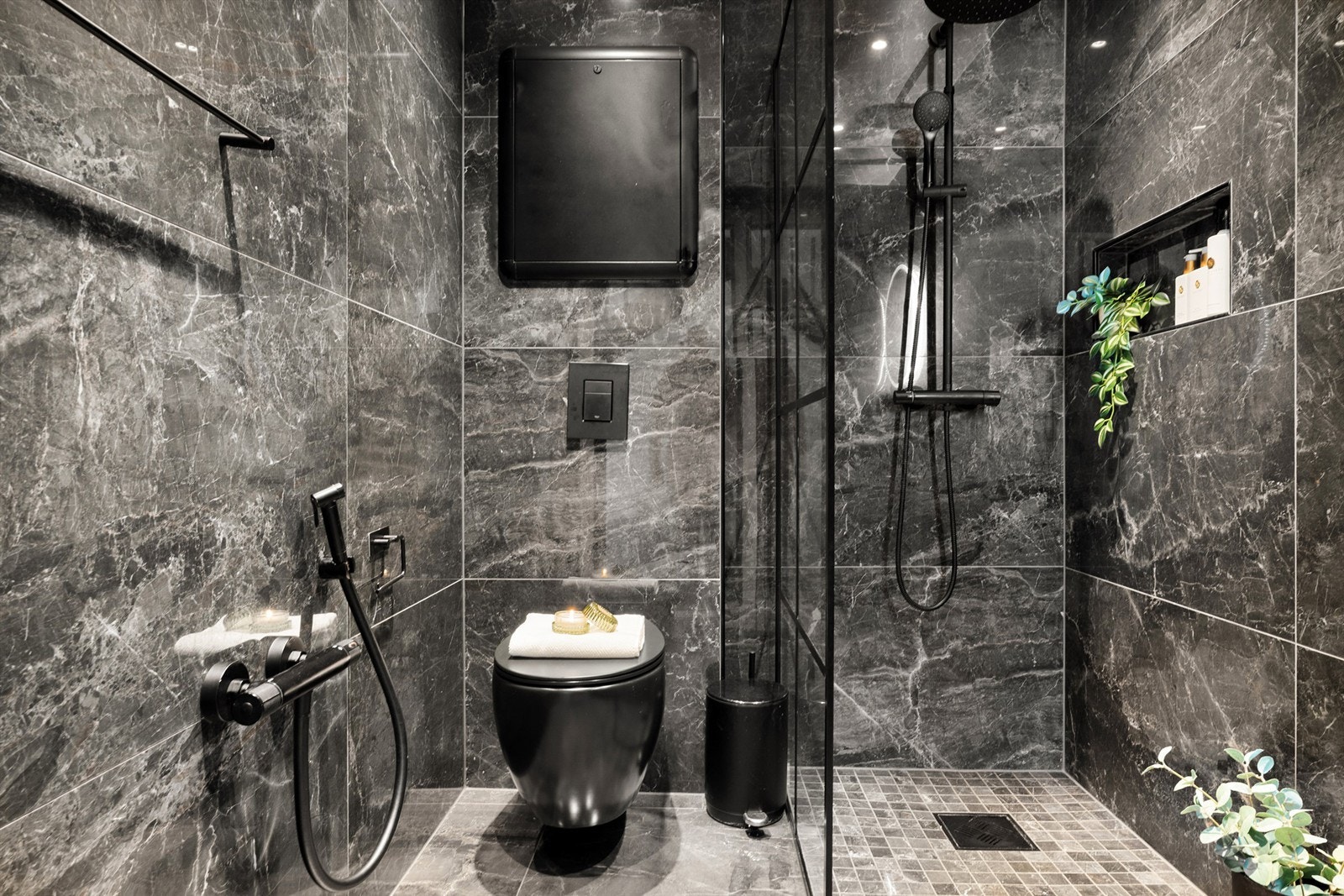 Badet har elektriske varmekabler, vegghengt toalett og dusjnisje. Galleribilde