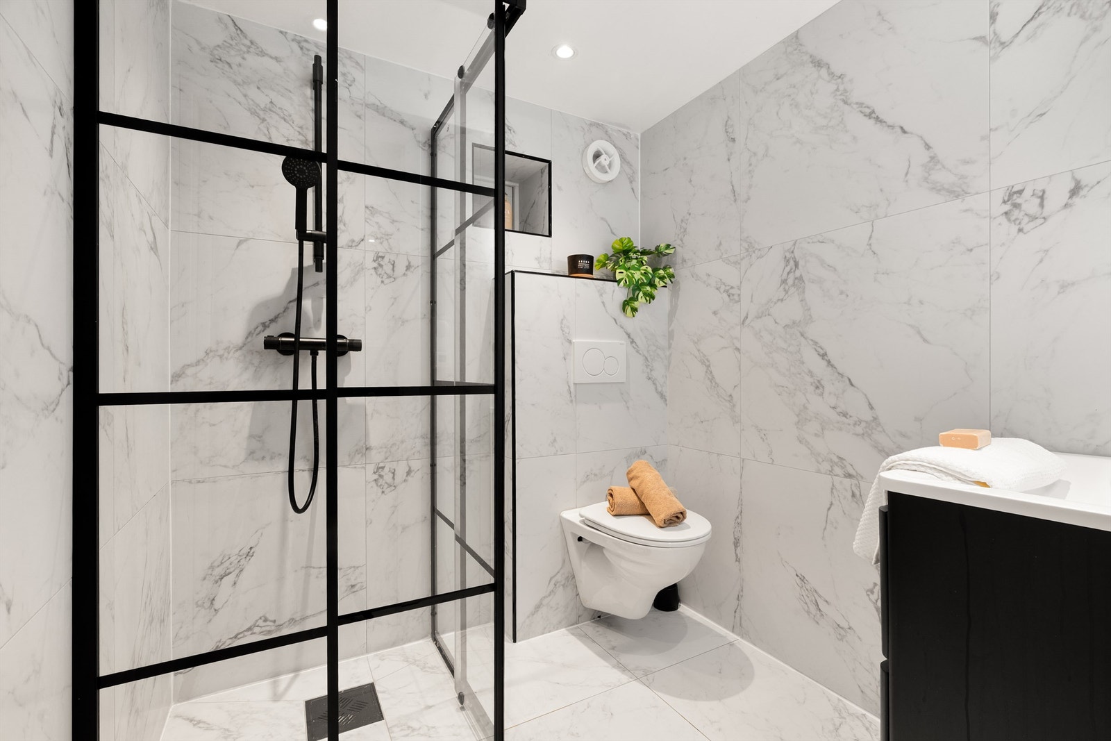 Badet ble oppgradert i 2024 og har elektrisk gulvvarme. Galleribilde
