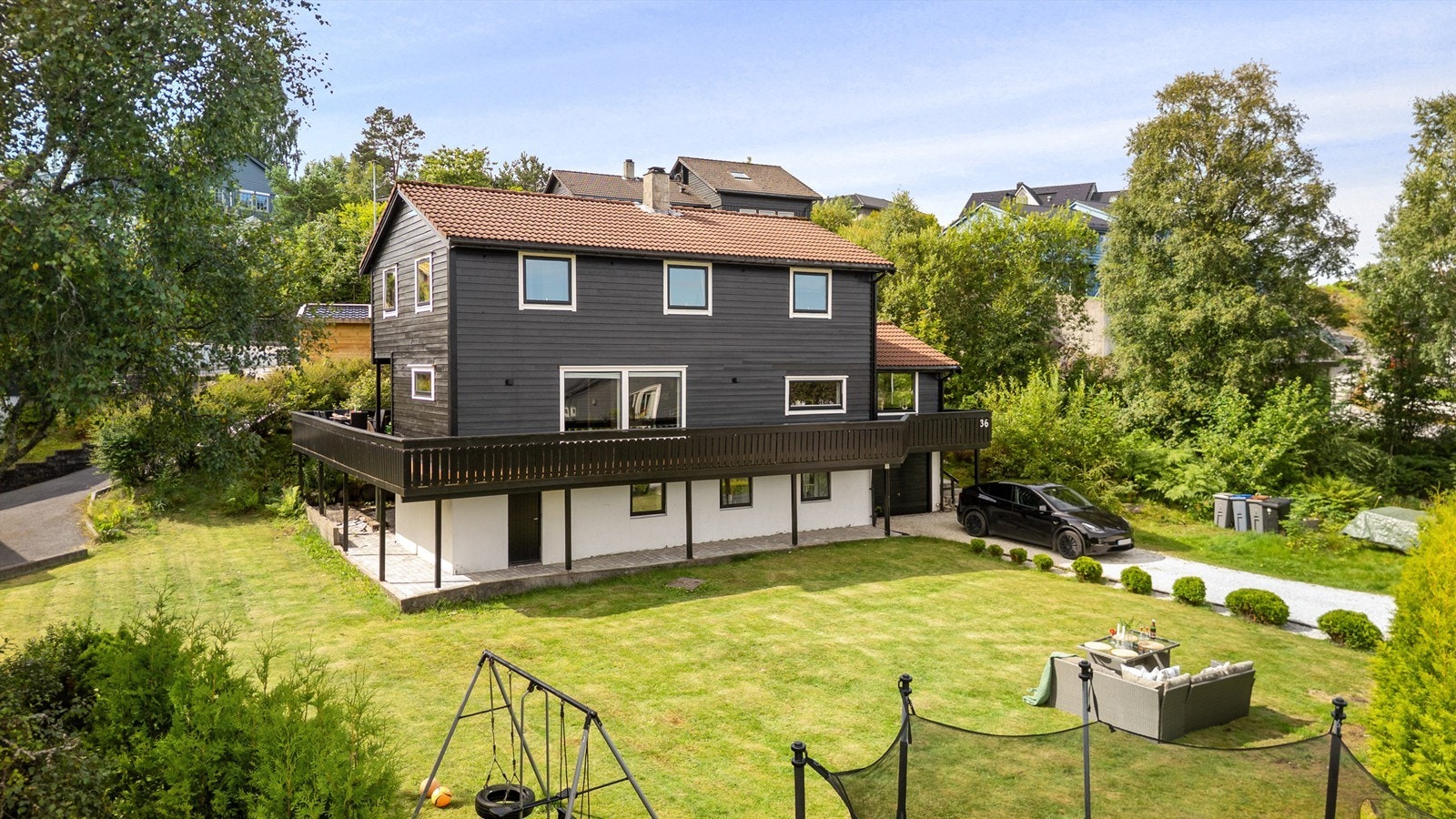 Eiendommen har en stor, opparbeidet hage og en integrert garasje med elbillader. Galleribilde