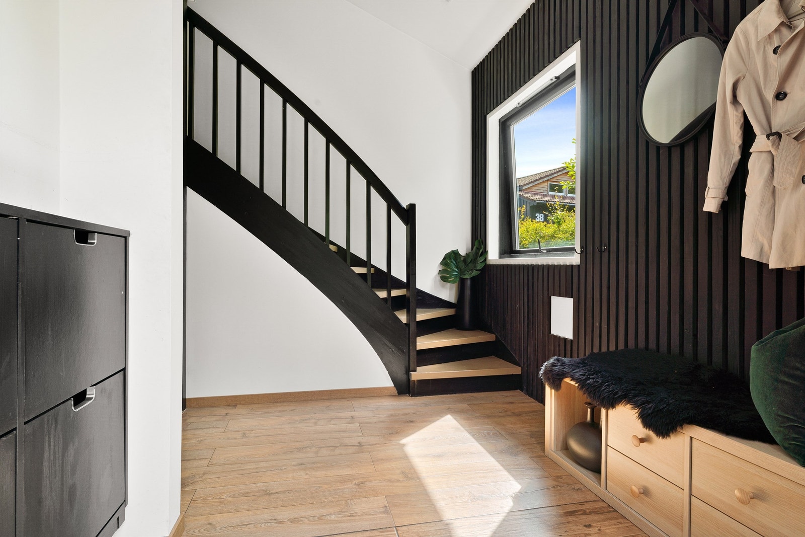 Malt tretrapp med spiler i kontrastfarge forbinder boligens etasjer. Galleribilde