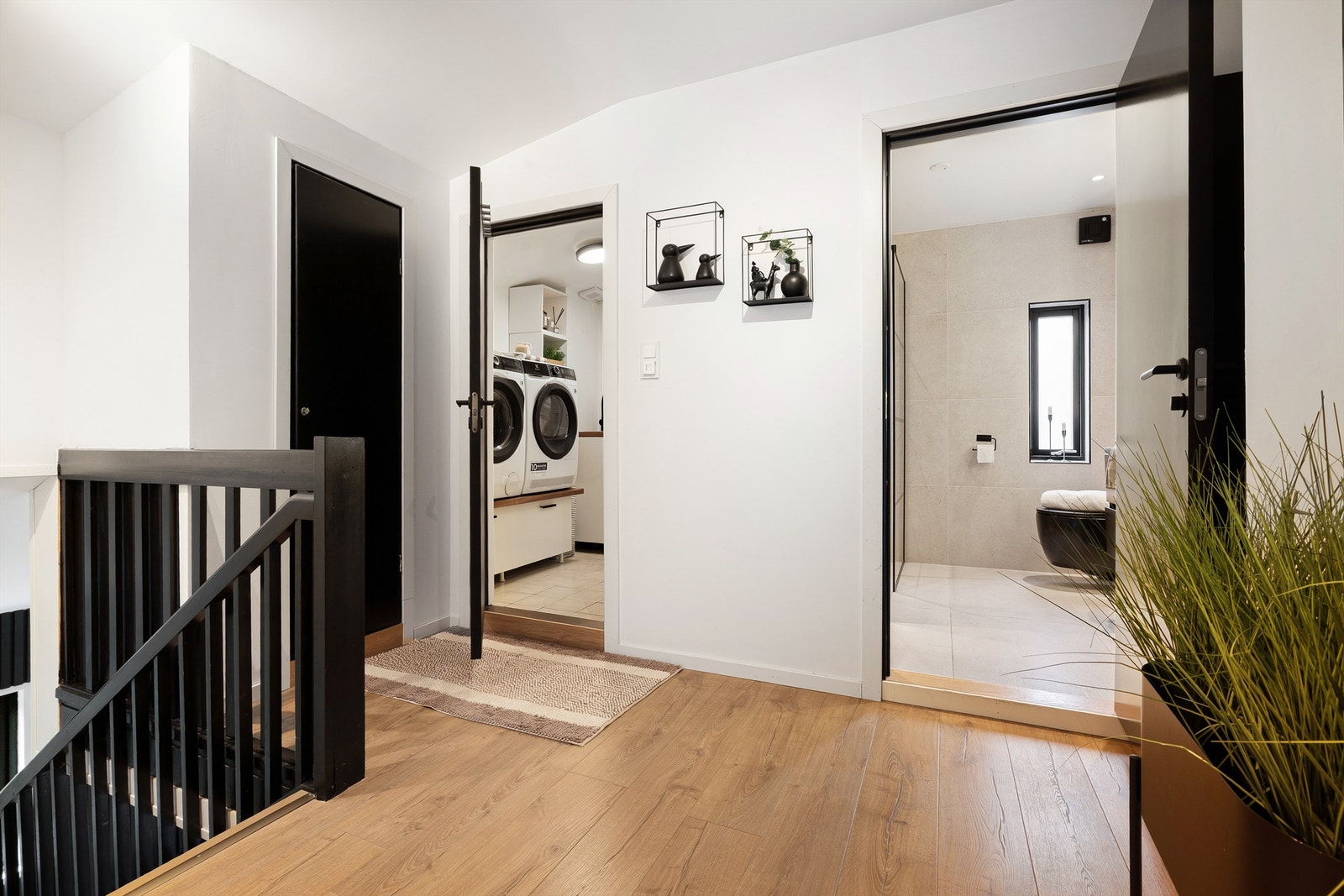Gang i loftsetasje med tilgang til bad, vaskerom, soverom og walk-in closet. Galleribilde