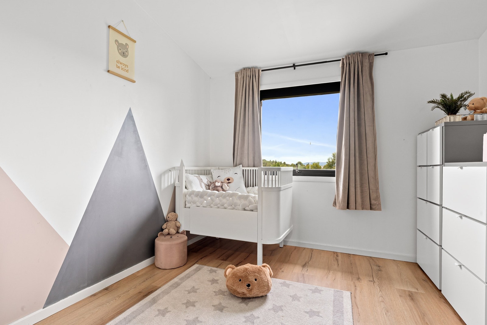 Lyst og trivelig soverom med plass til seng og oppbevaring. Galleribilde