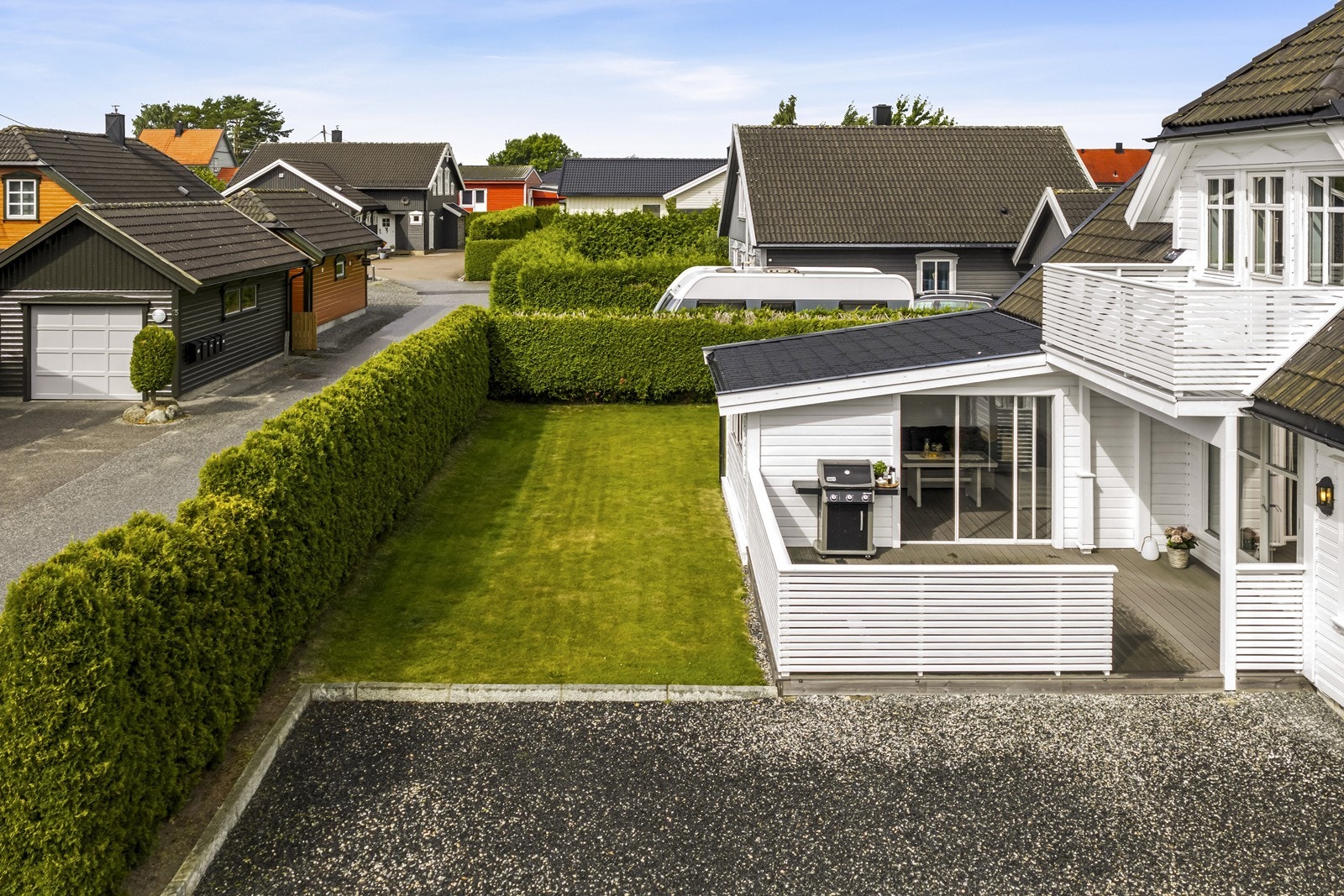 Eiendommen har flere uteplasser og en skjermet hage med plen. Galleribilde
