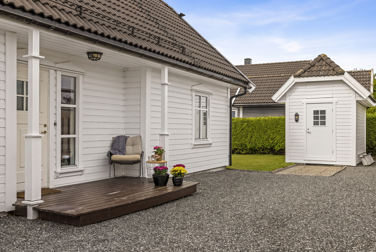 Gårdsplassen er fint opparbeidet med singel. Galleribilde
