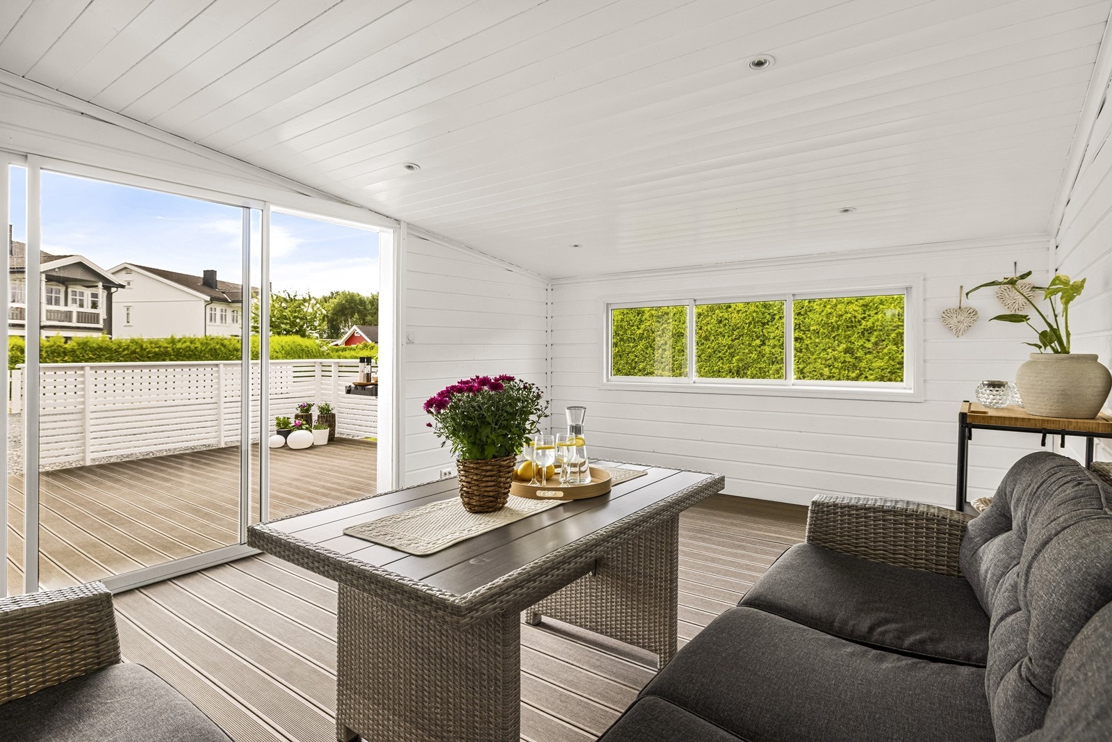Den innglassede hagestuen har direkte utgang til en stor terrasse med vedlikeholdsvennlig komposittgulv. Galleribilde